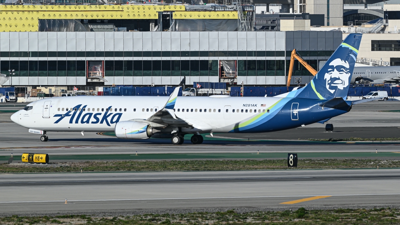 Full size: Alaska Airlines Boeing 737-900ER N281AK at Los Angeles International Airport