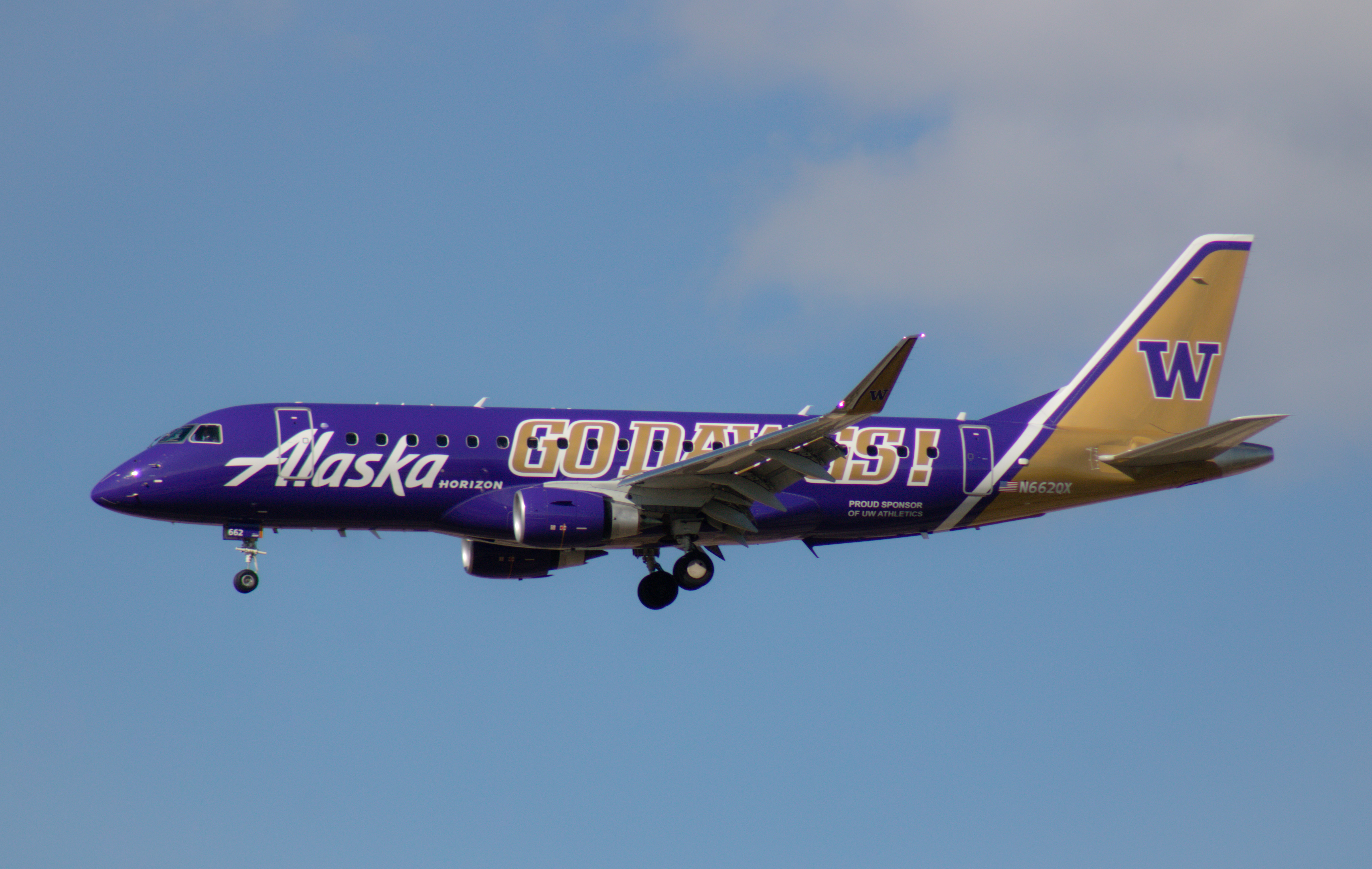 Full size: Alaska Airlines Embraer E175 N662QX at Boise Air Terminal/Gowen Field