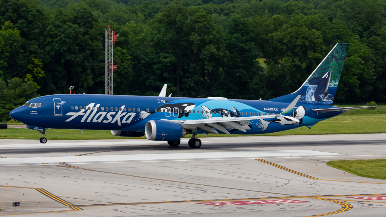 Full size: Alaska Airlines Boeing 737 MAX 9 N932AK at John Glenn Columbus International Airport