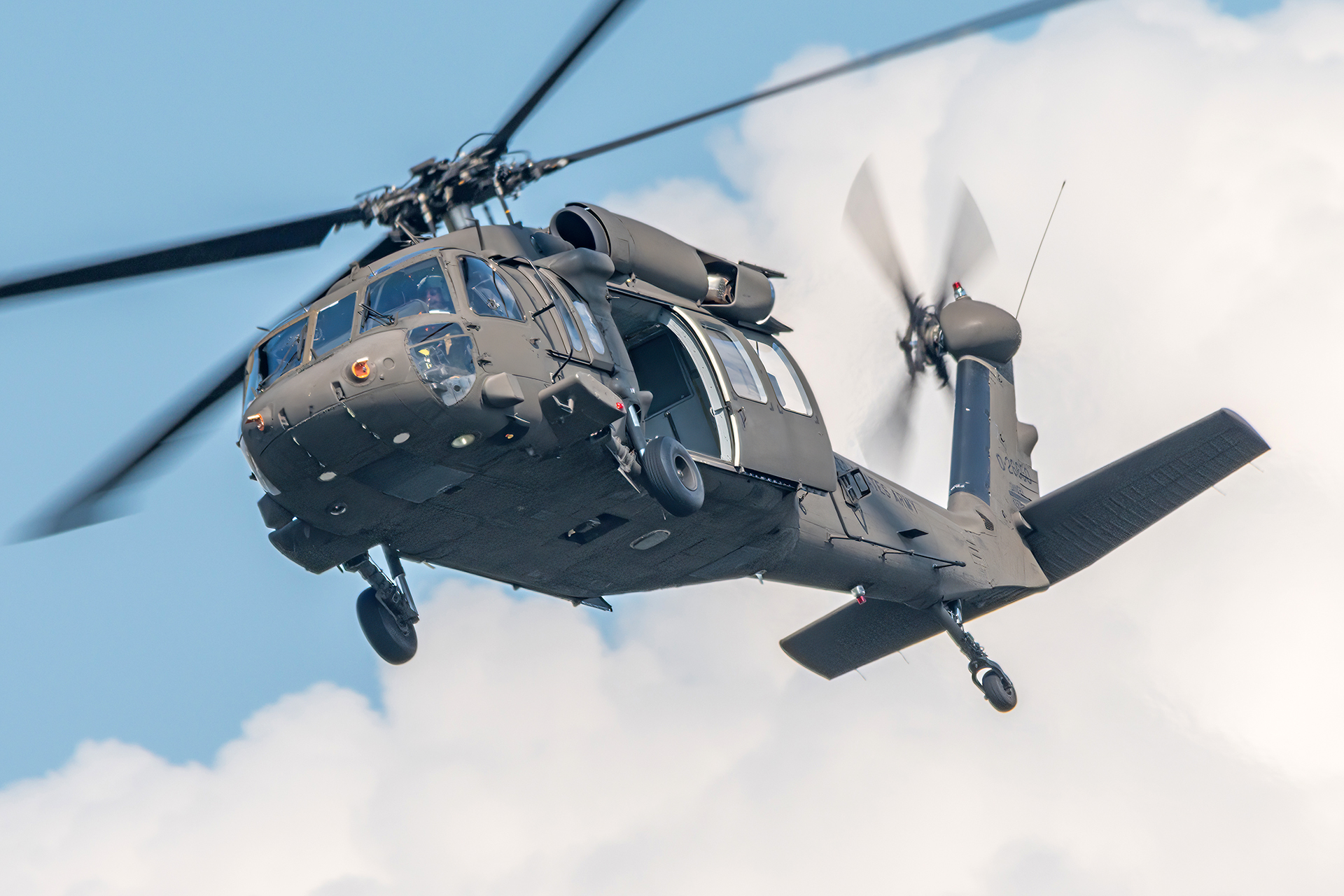 Full size: USA - United States Army Sikorsky UH-60L Blackhawk 95-26650 at 
