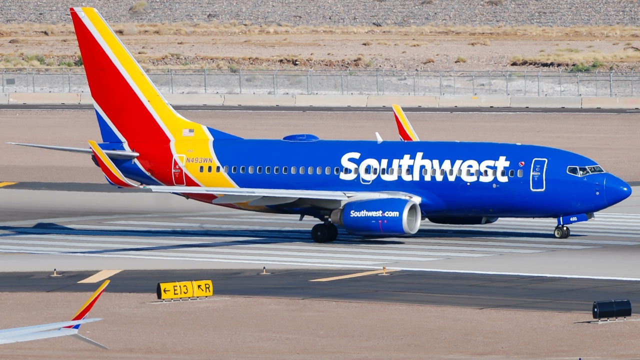 Full size: Southwest Airlines Boeing 737-700 N493WN at Phoenix Sky Harbor International Airport