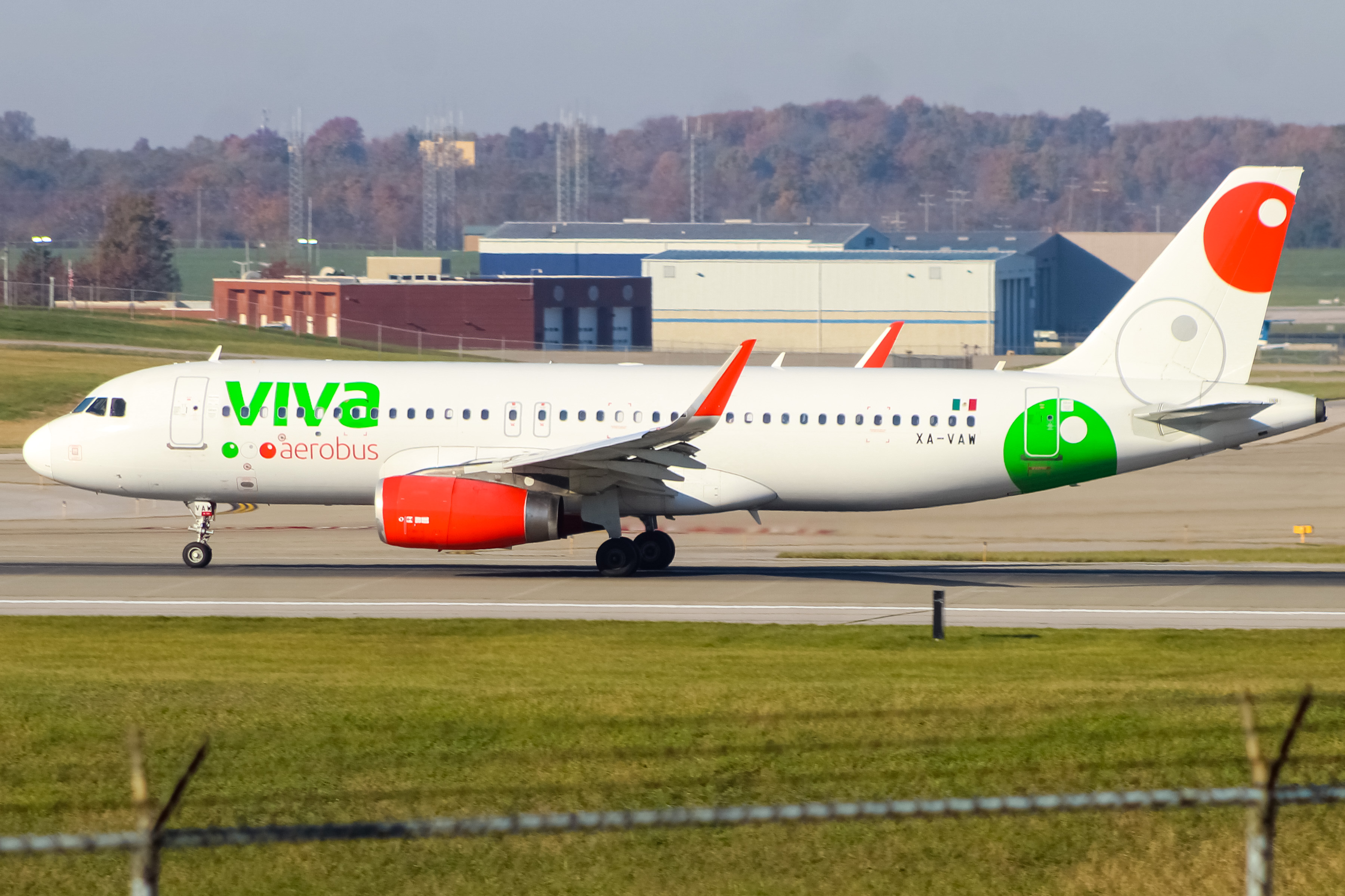 Full size: VivaAerobus Airbus A320 XA-VAW at Cincinnati/Northern Kentucky International Airport