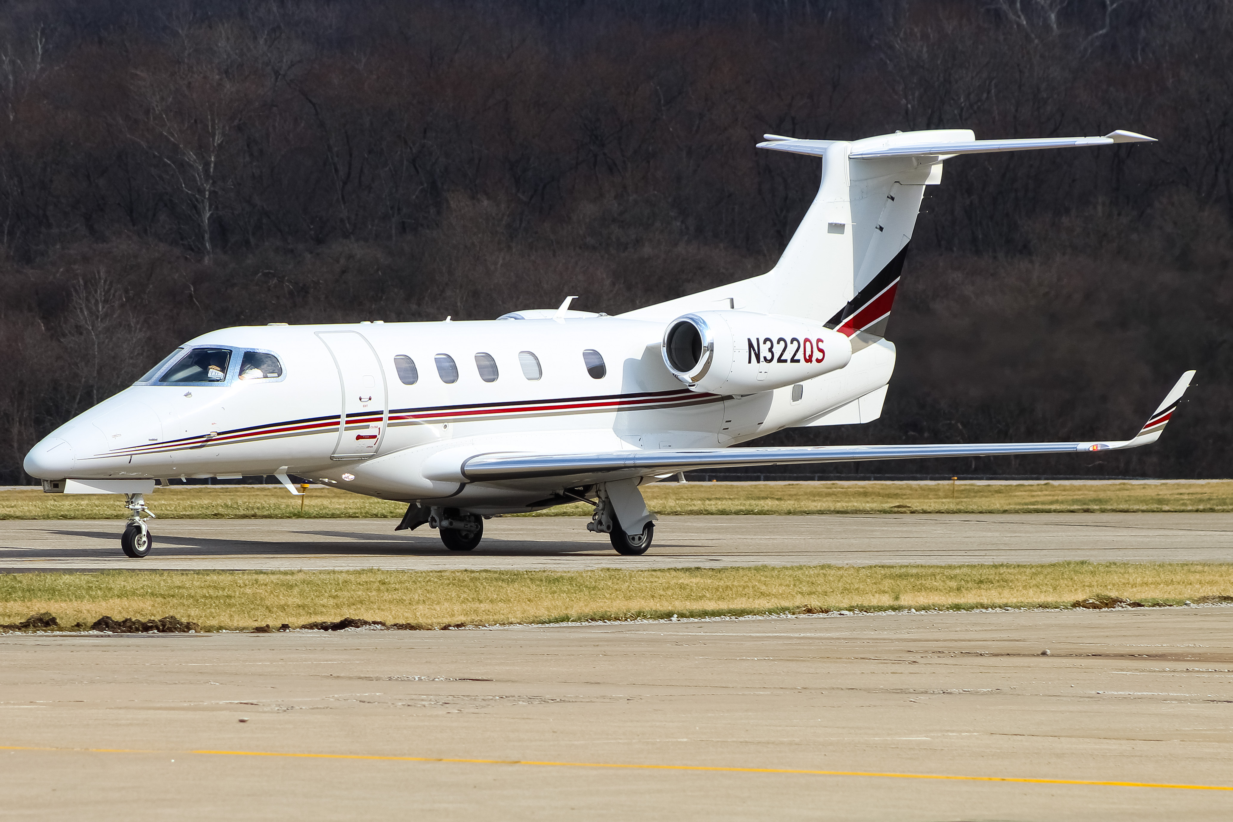 Full size: NetJets Embraer Phenom 300 N322QS at Cincinnati Municipal Airport/Lunken Field