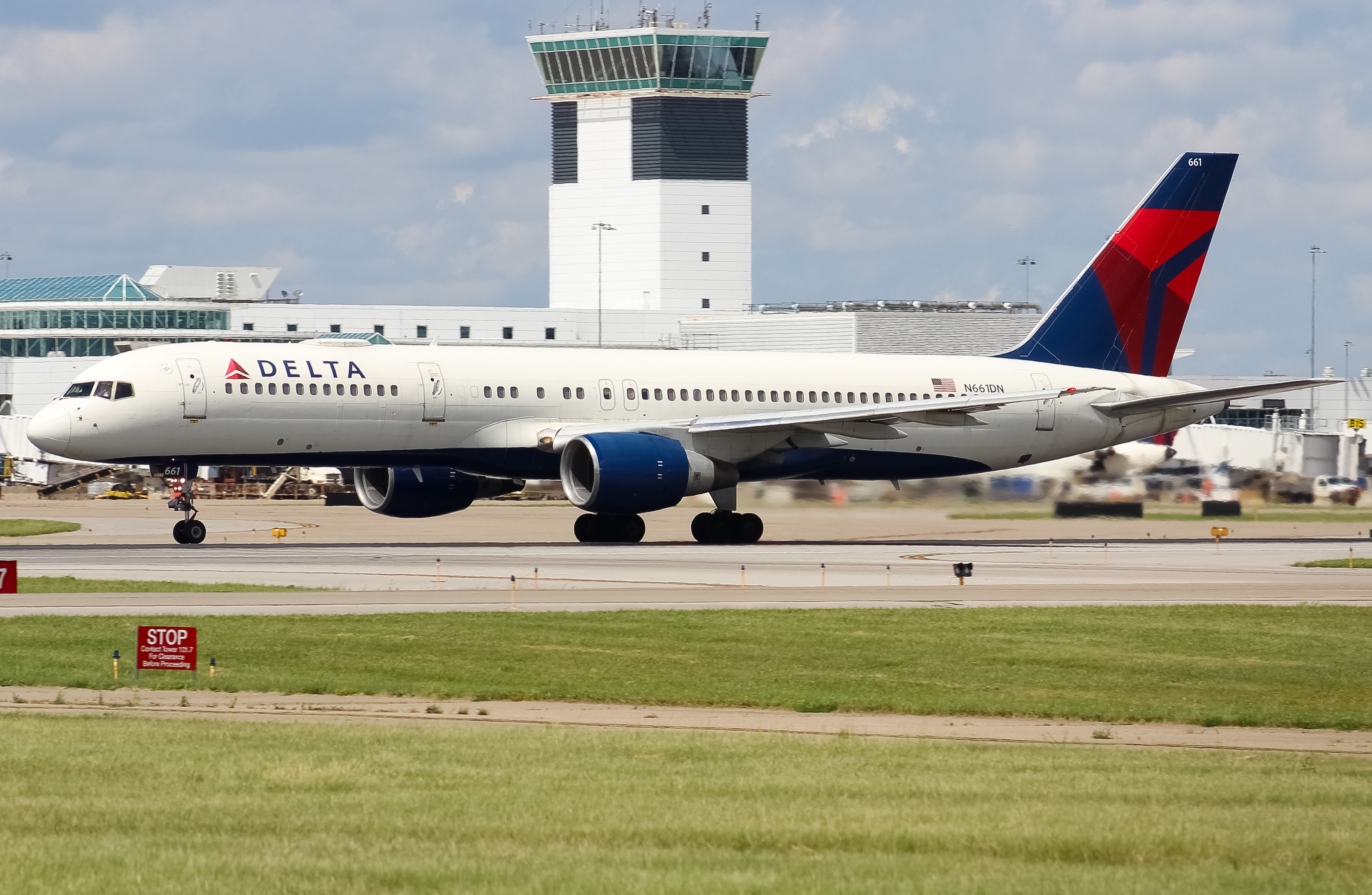 Full size: Delta Airlines Boeing 757-200 N661DN at Cincinnati/Northern Kentucky International Airport