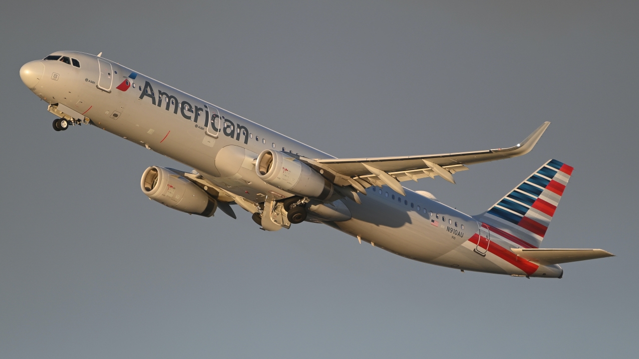 Full size: American Airlines Airbus A321-200 N910AU at Los Angeles International Airport