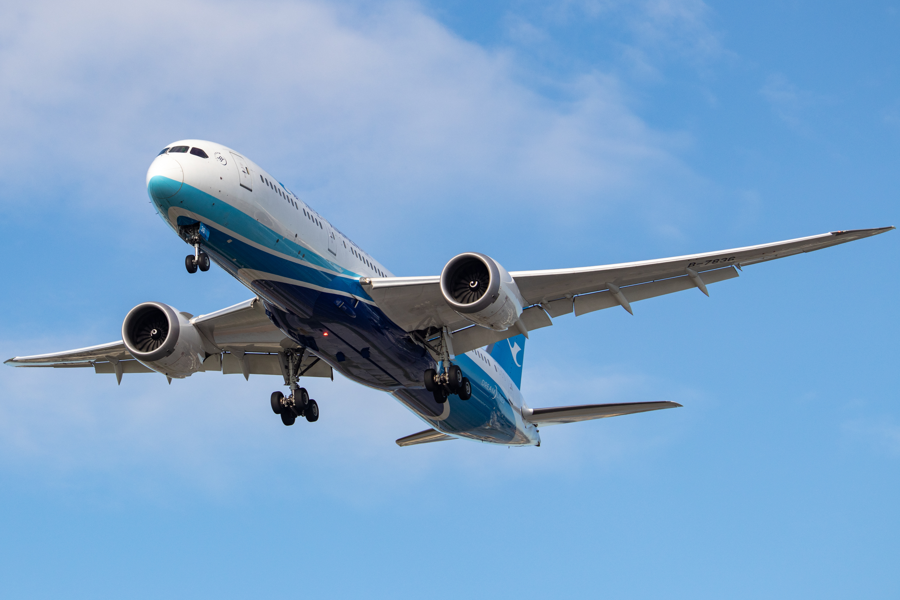 Full size: Xiamen Air Boeing 787-9 B-7836 at Vancouver International Airport