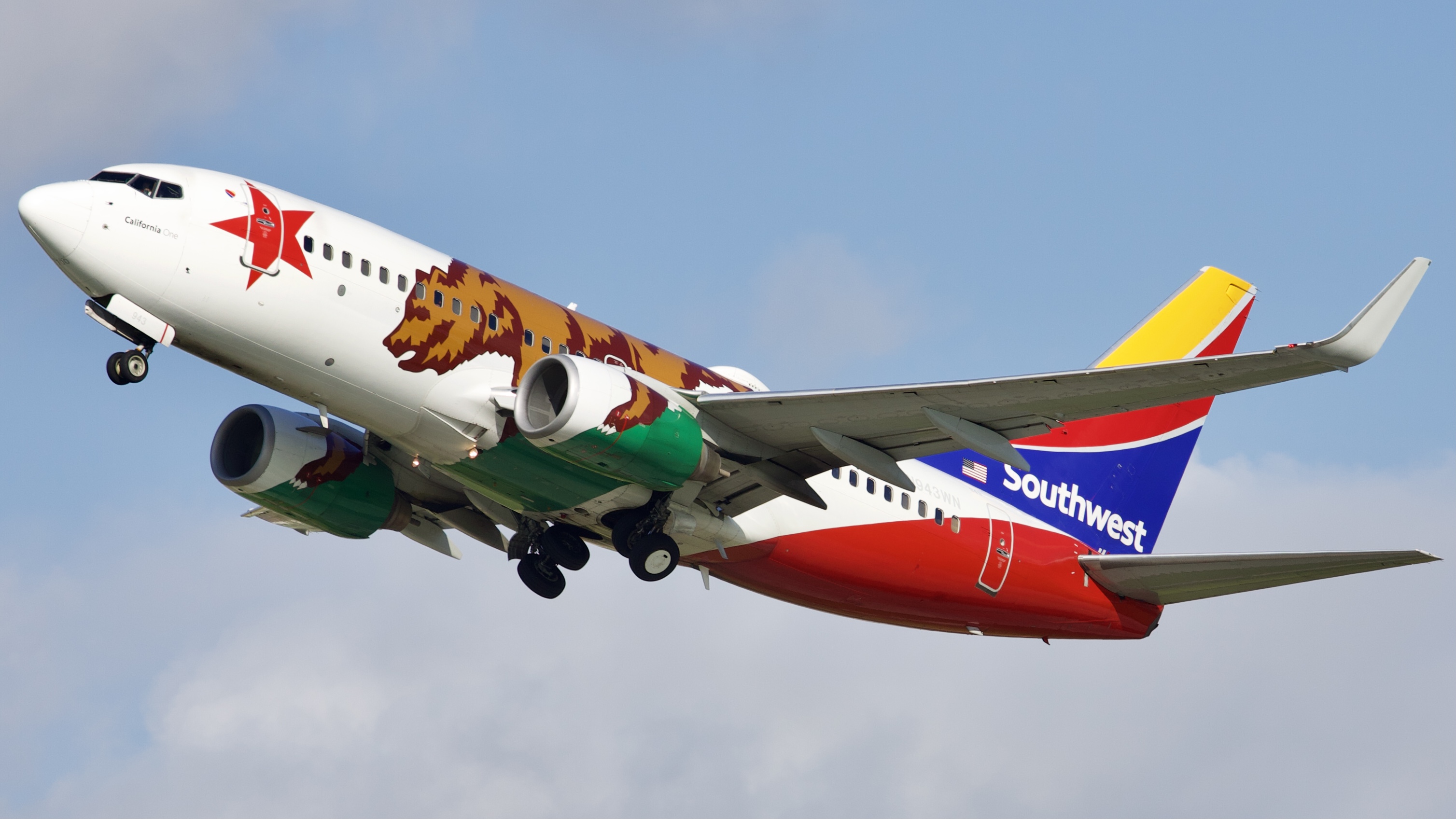 Full size: Southwest Airlines Boeing 737-700 N943WN at William P Hobby Airport