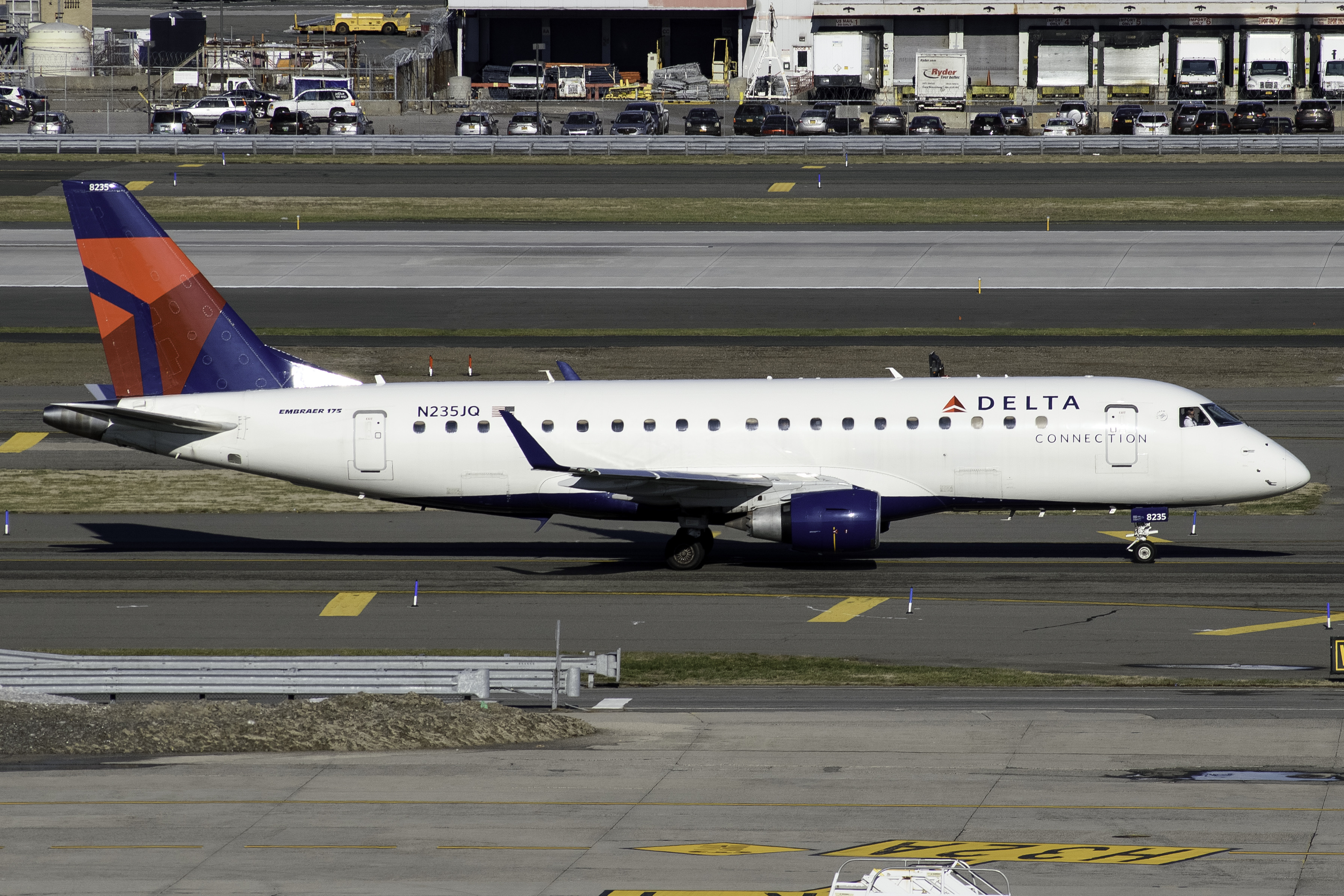 Full size: Delta Connection Embraer E170 N235JQ at John F. Kennedy International Airport