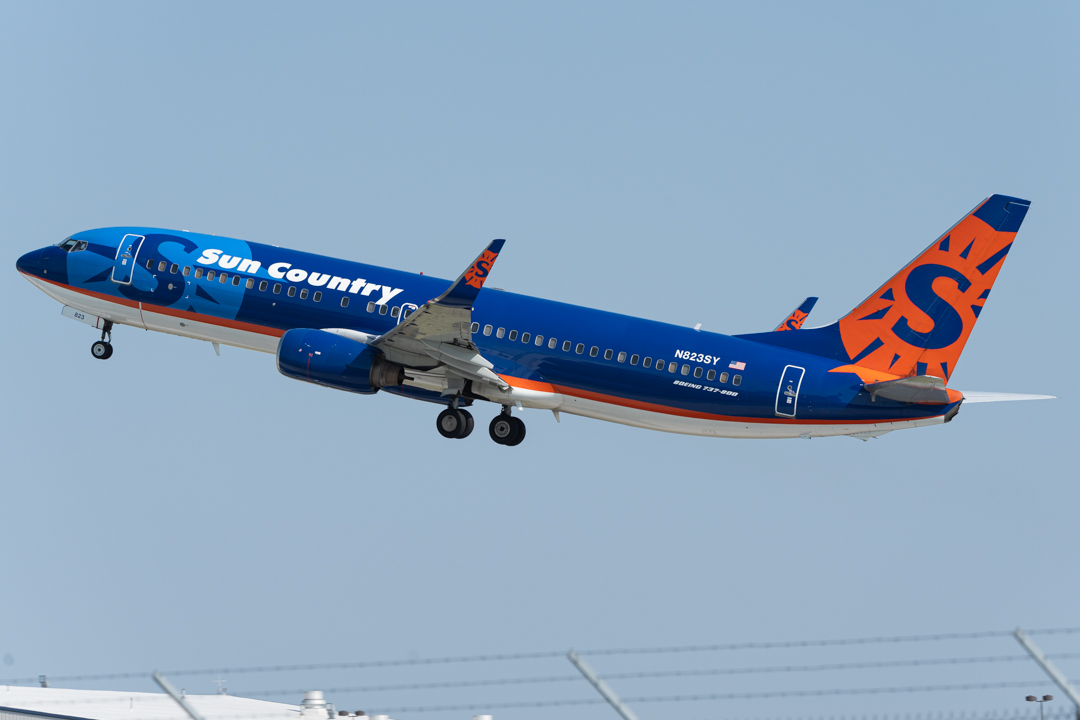 Full size: Sun Country Airlines Boeing 737-800 N823SY at General Mitchell International Airport