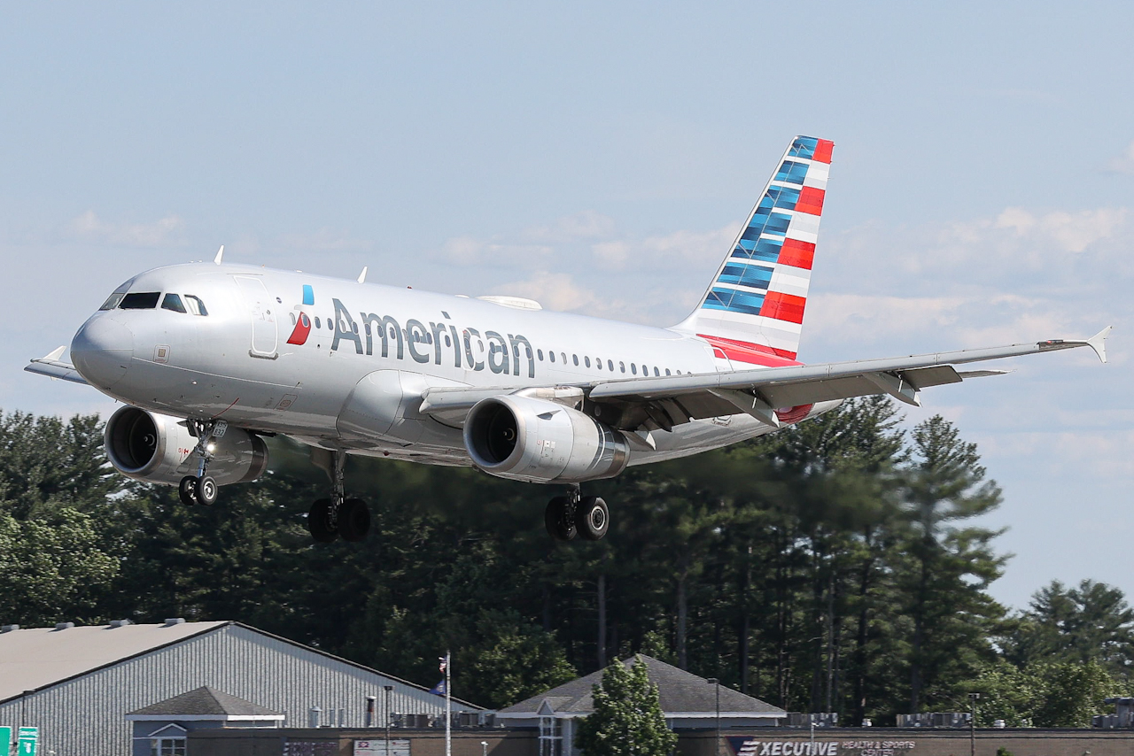 Full size: American Airlines Airbus A319 N832AW at Manchester Airport