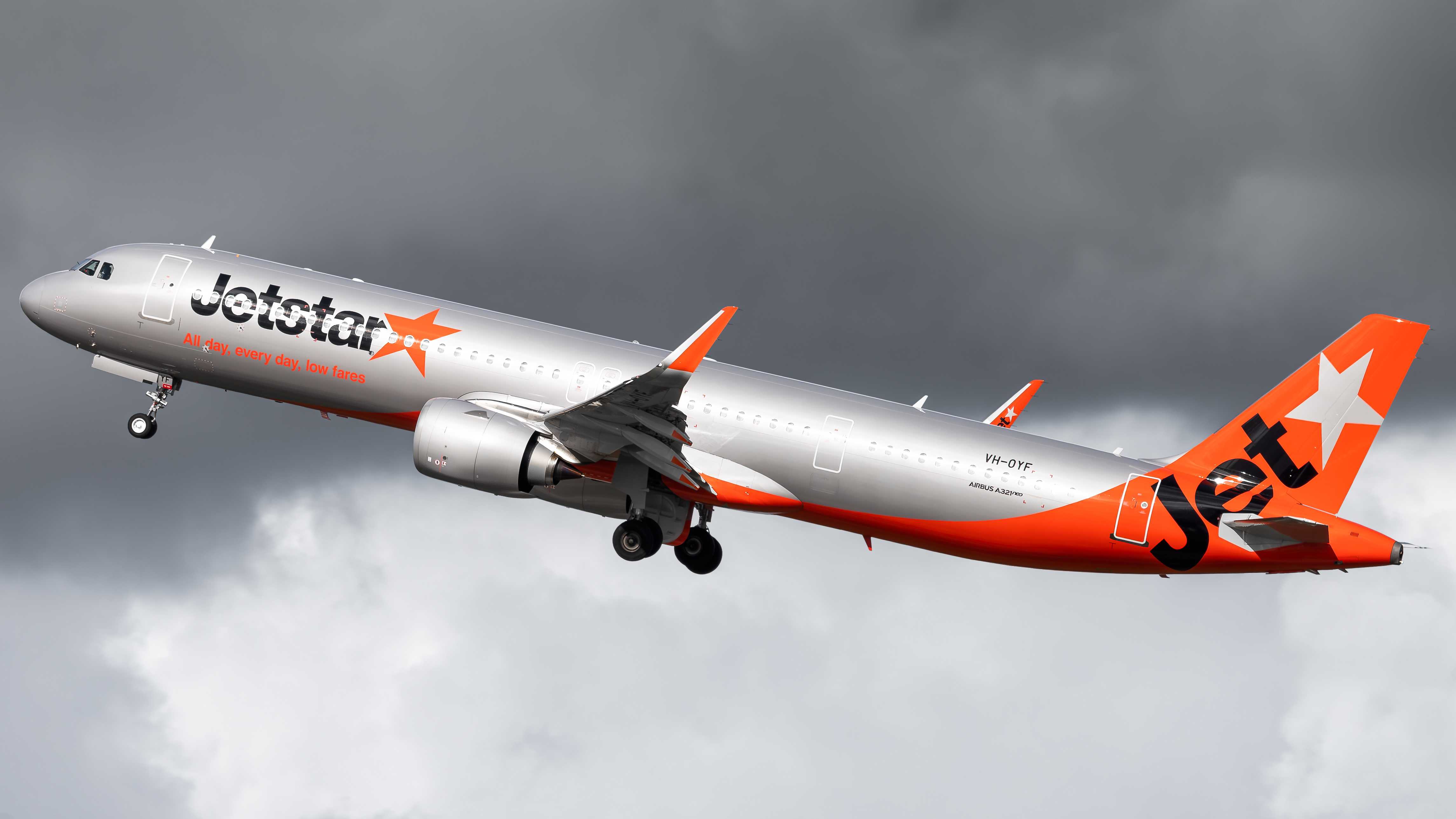 Full size: JetStar Airways Airbus A321NEO VH-OYF at Auckland International Airport