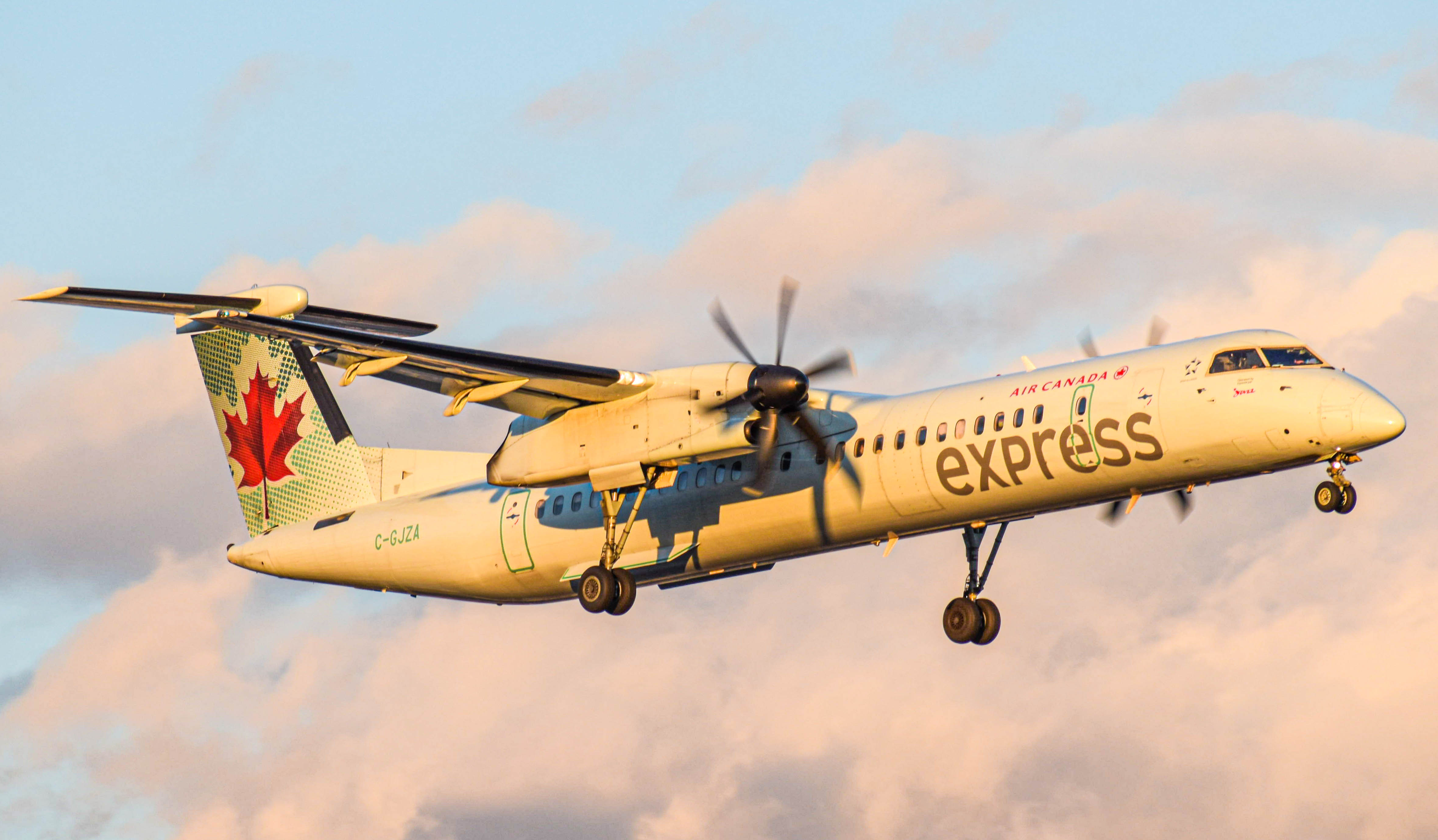 Full size: Air Canada De Havilland Dash-8 q400 C-GJZA at Lester B Pearson International Airport