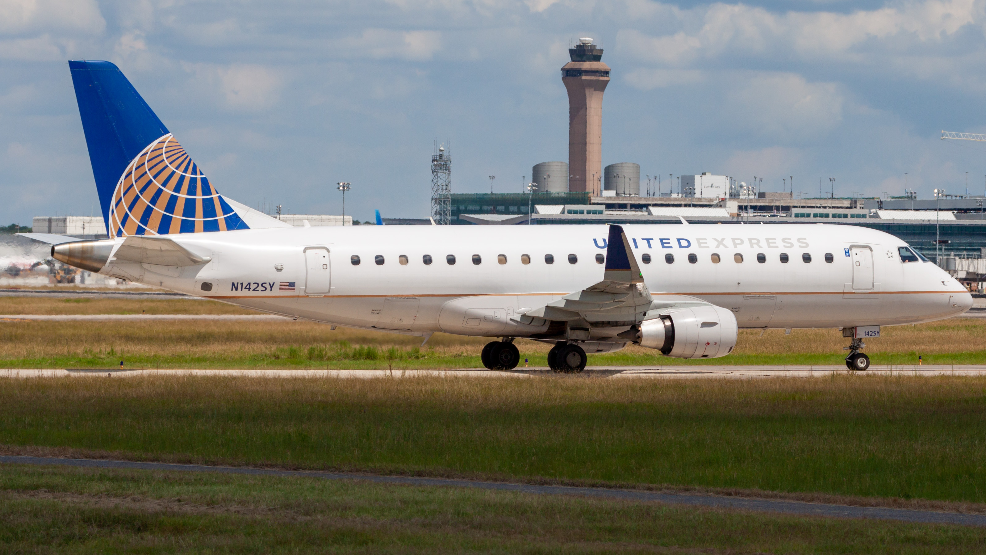 Full size: United Express Embraer E175 N142SY at Houston-George Bush Intercontinental Airport
