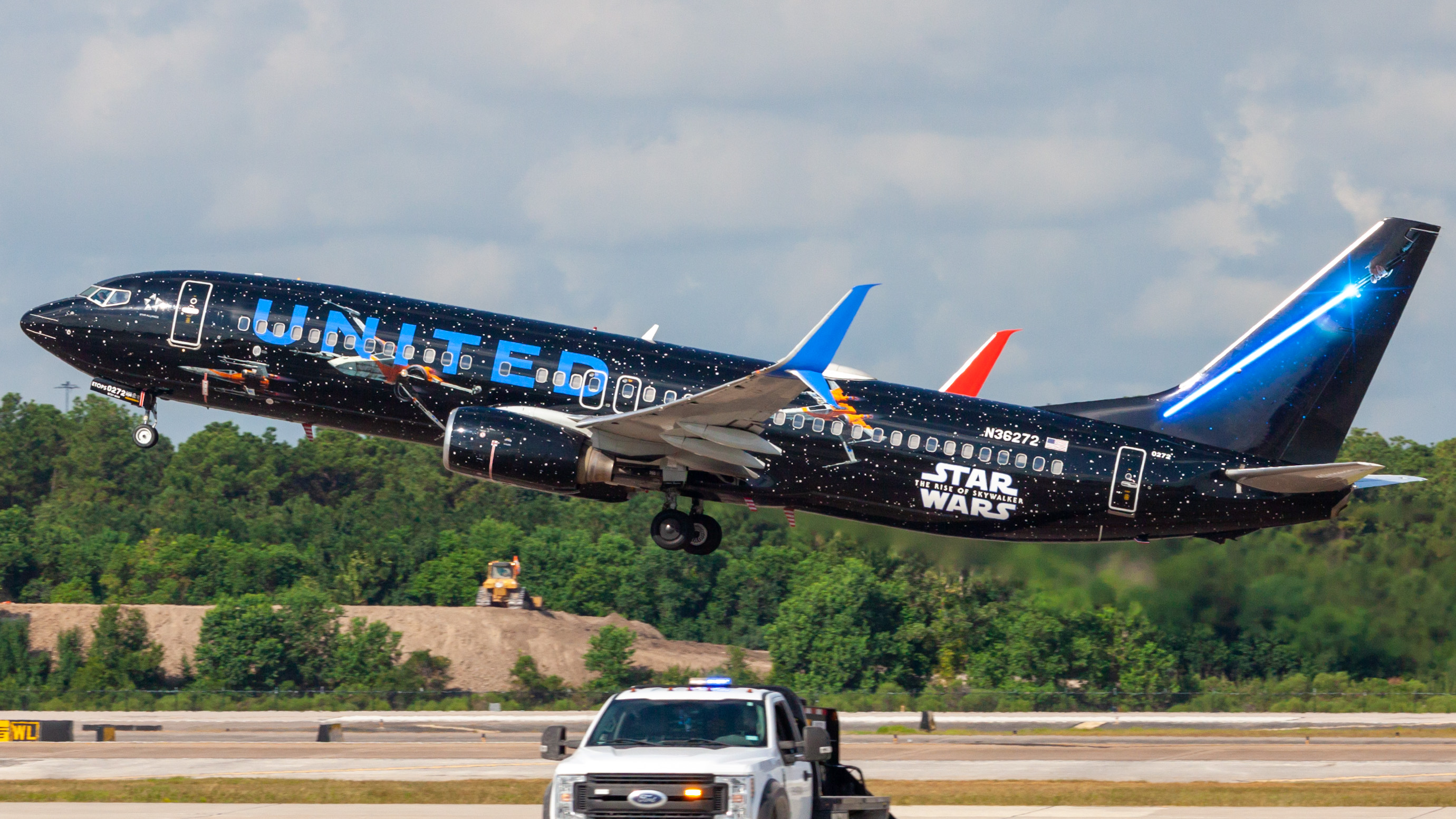 Full size: United Airlines Boeing 737-800 N36272 at Houston-George Bush Intercontinental Airport