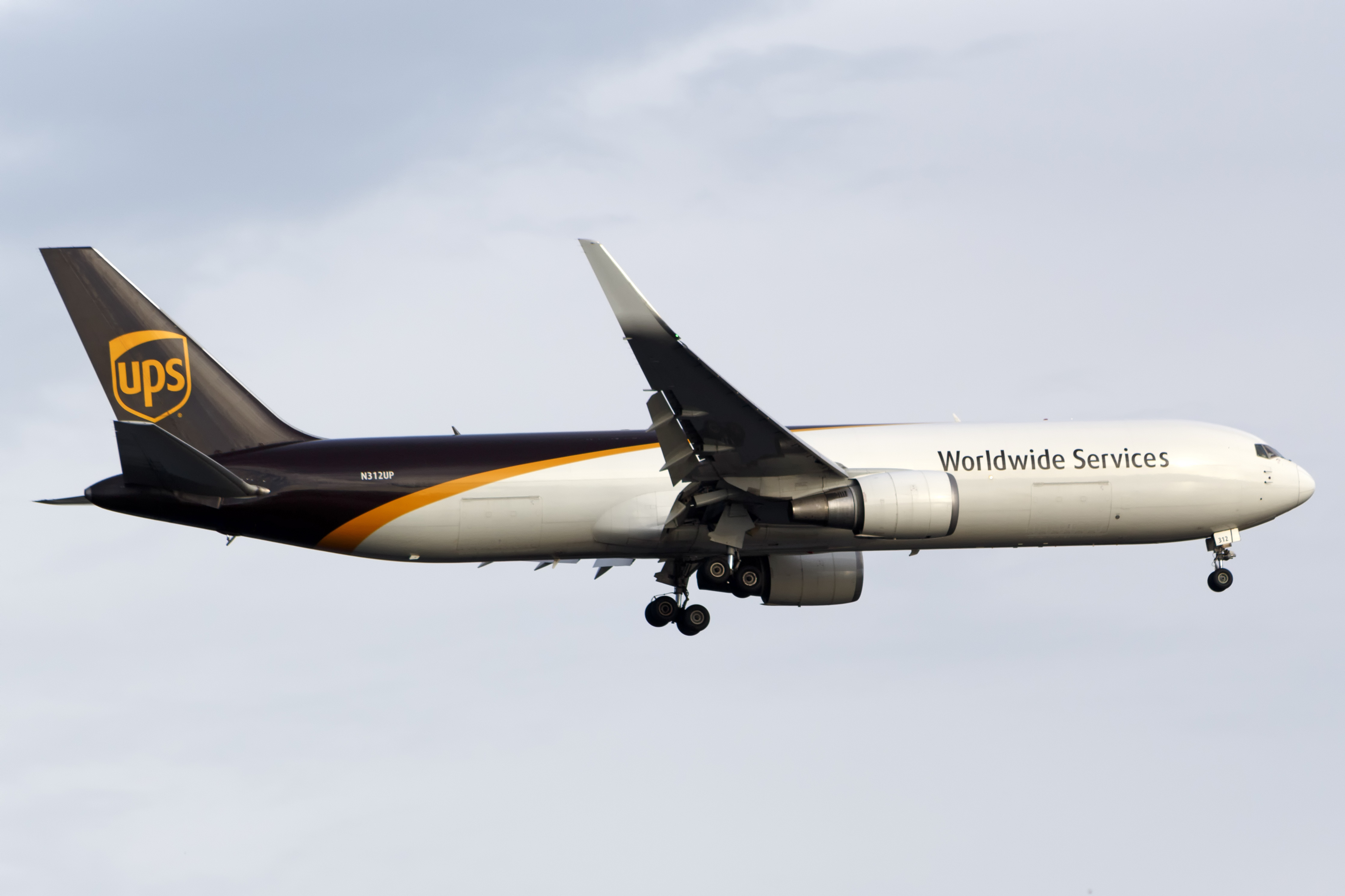 Full size: United Parcel Service Boeing 767-300F N312UP at Orlando International Airport