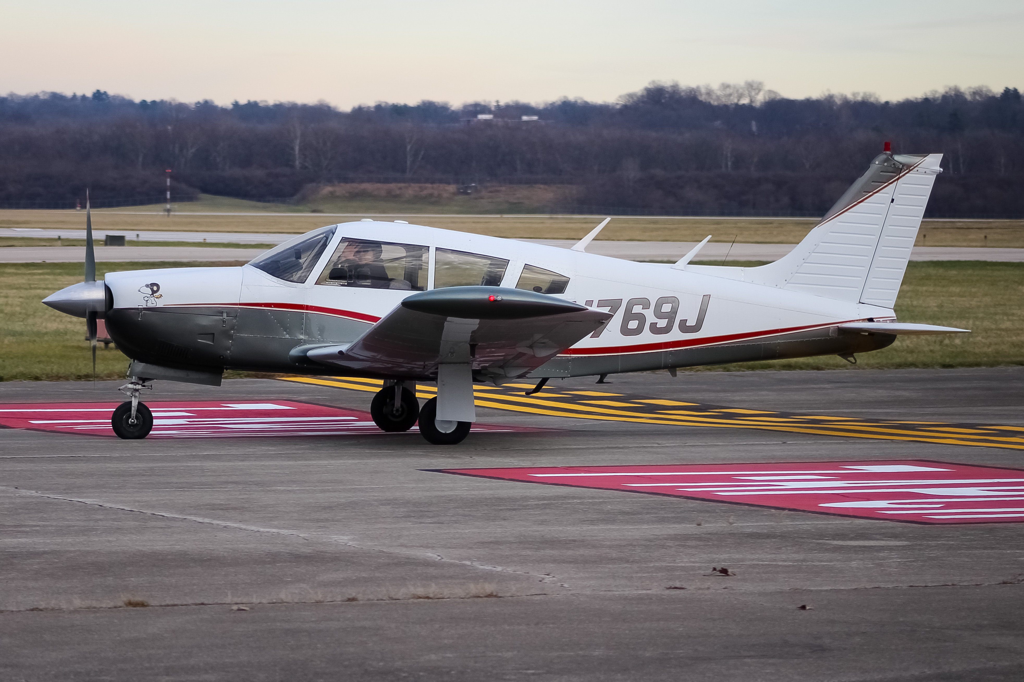 Full size: PRIVATE  Piper PA-28 N769J at Cincinnati Municipal Airport/Lunken Field