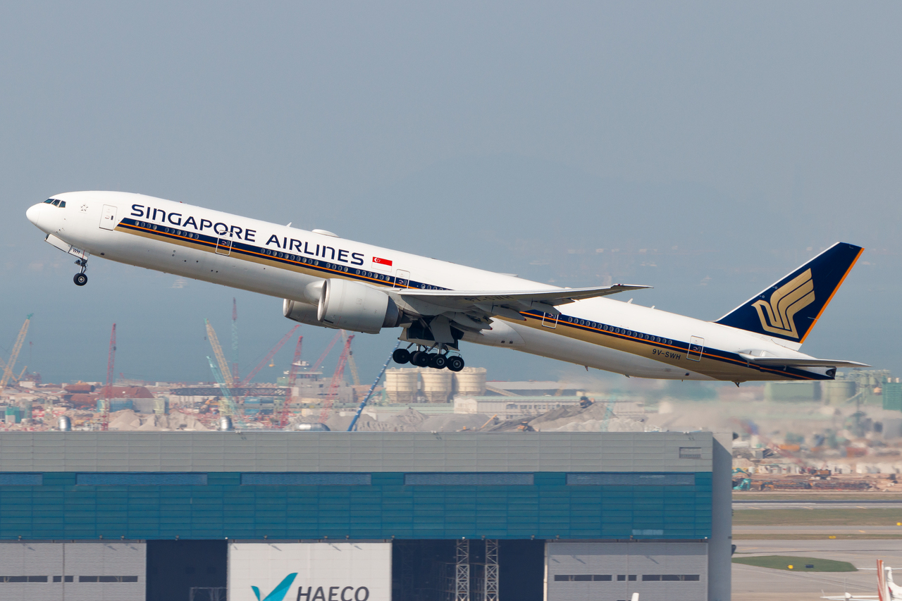 Full size: Singapore Airlines Boeing 777-300ER 9V-SWH at Hong Kong International Airport