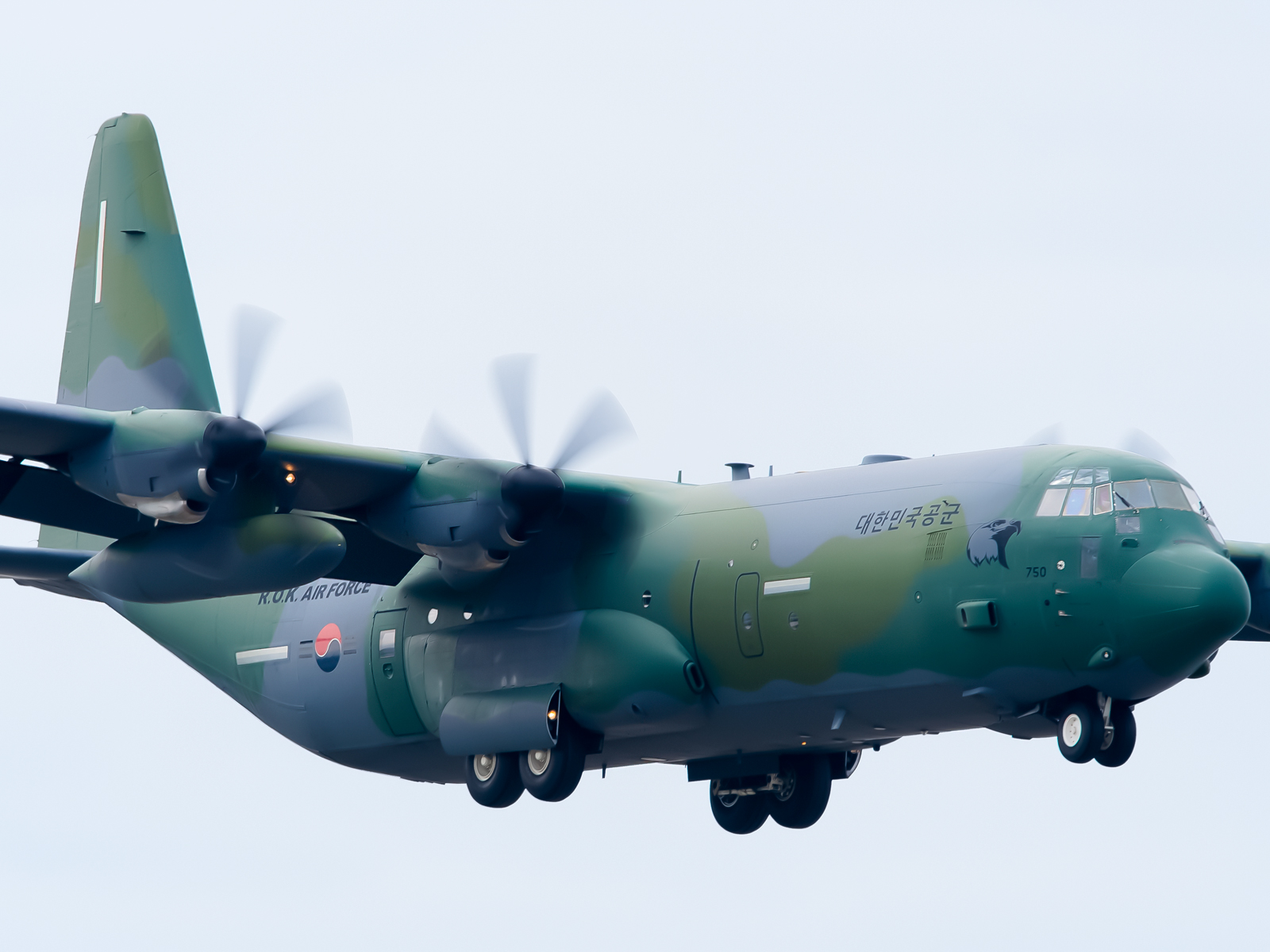 Full size: ROKAF Lockheed C-130J-30 Hercules 45-750 at Gimhae International Airport