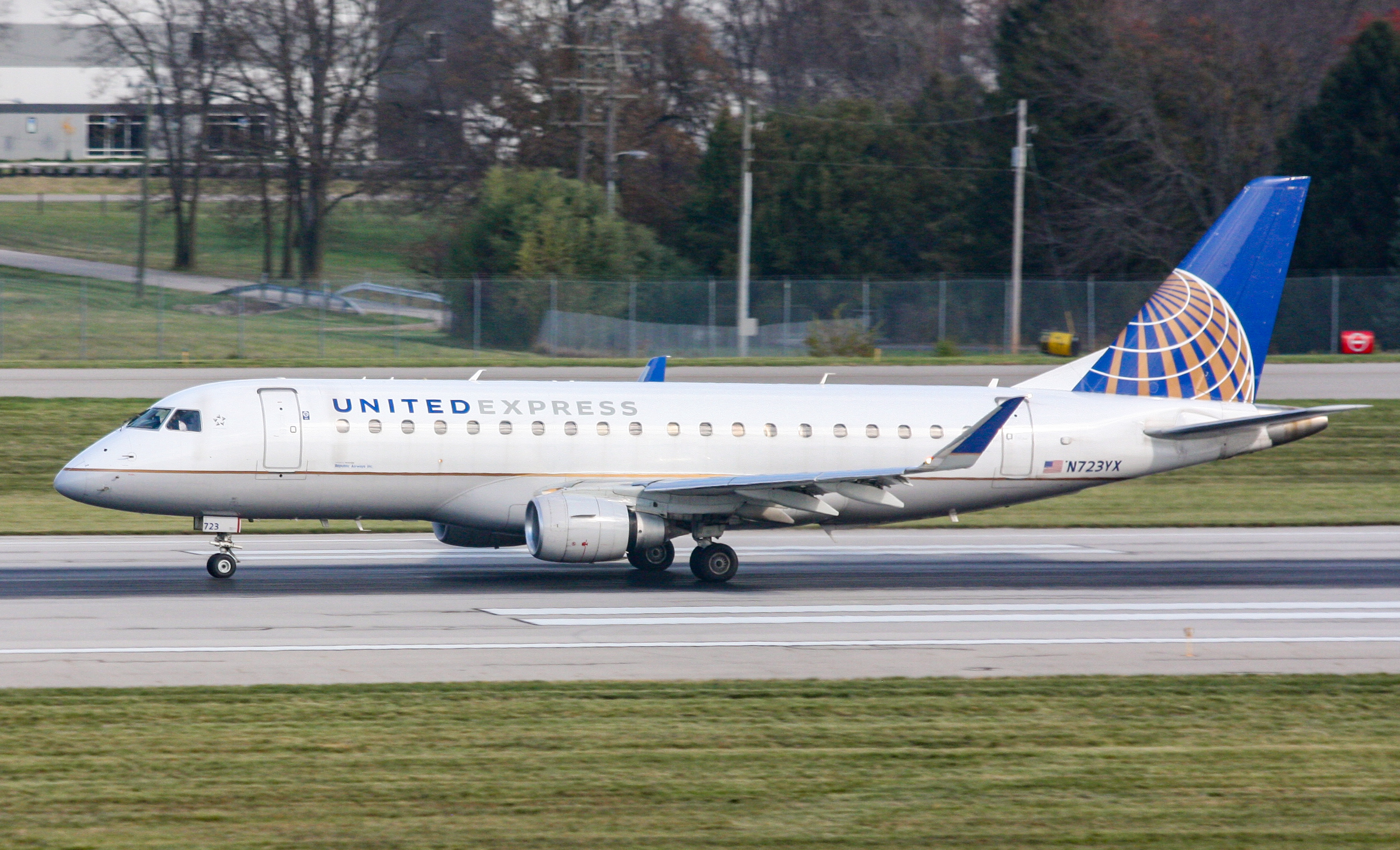 Full size: United Airlines Embraer ERJ-175 N723YX at John Glenn Columbus International Airport