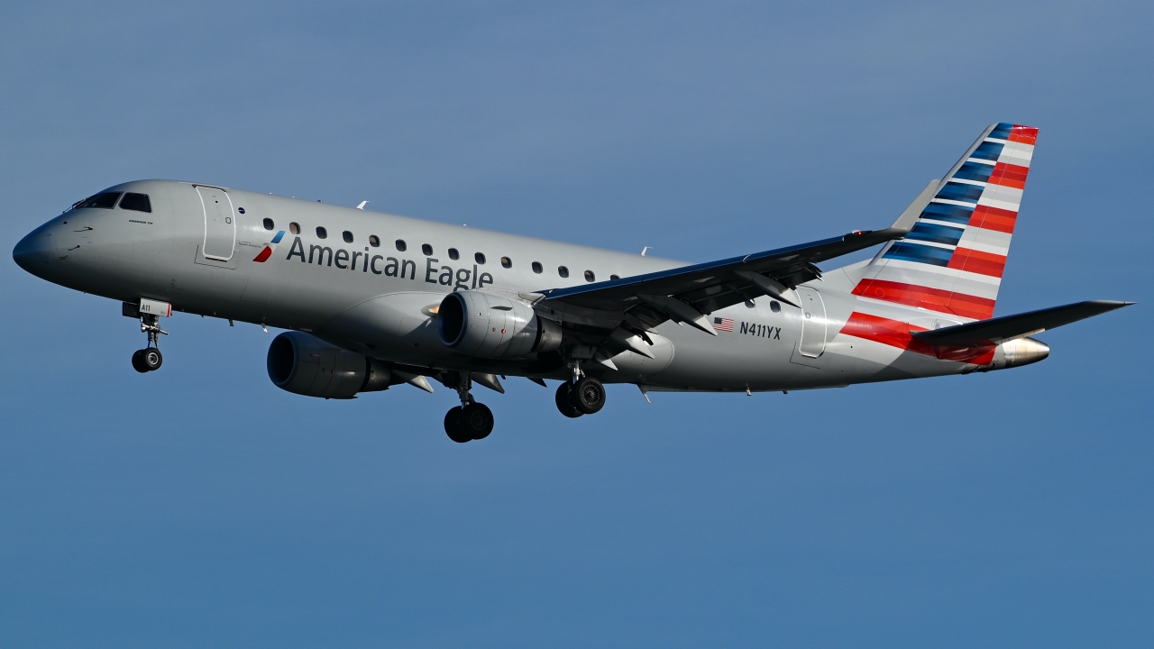 Full size: American Eagle Embraer E175 N411YX at Ronald Reagan National Airport