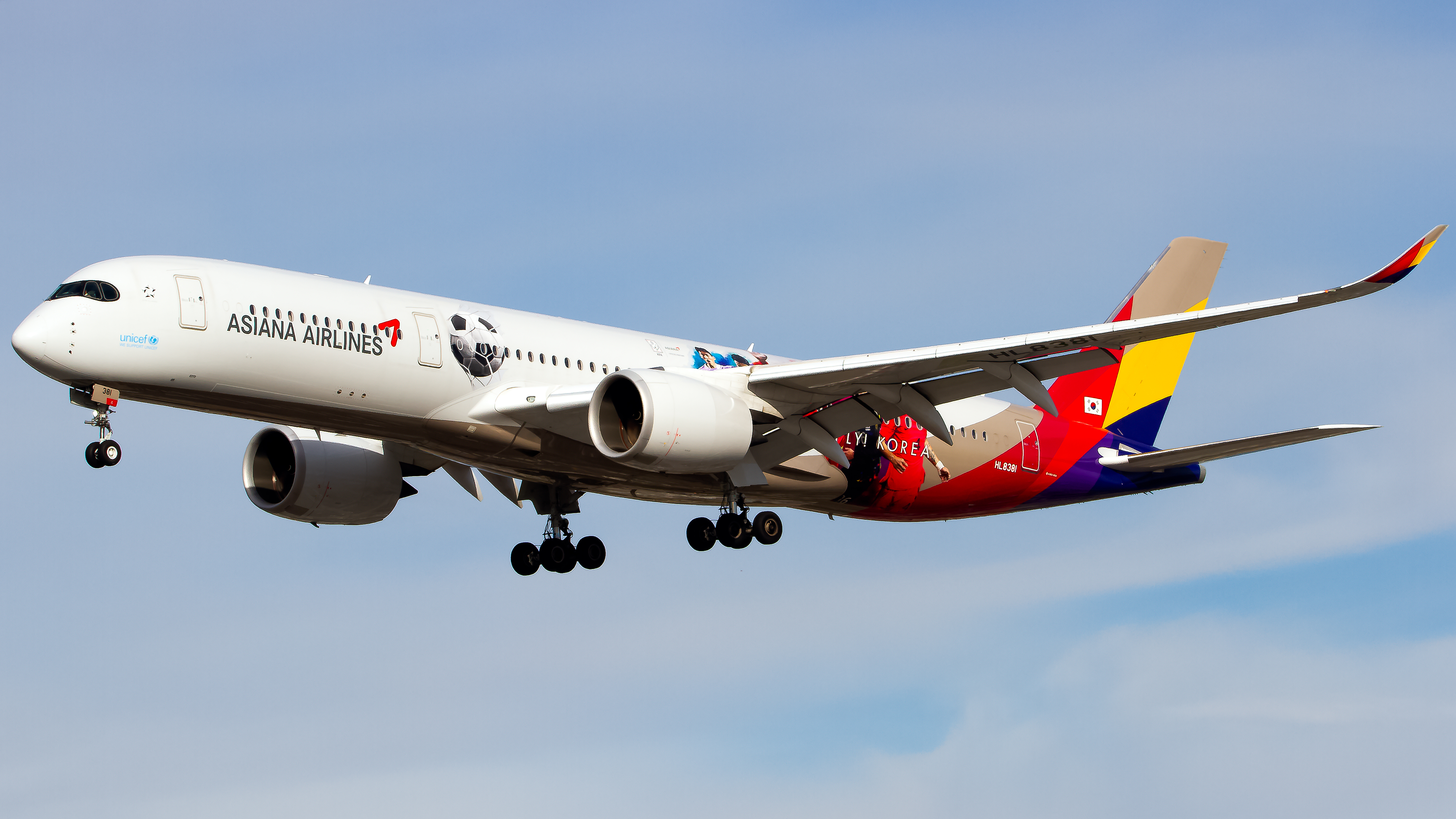Full size: Asiana Airlines Airbus A350-900 HL8381 at Los Angeles International Airport