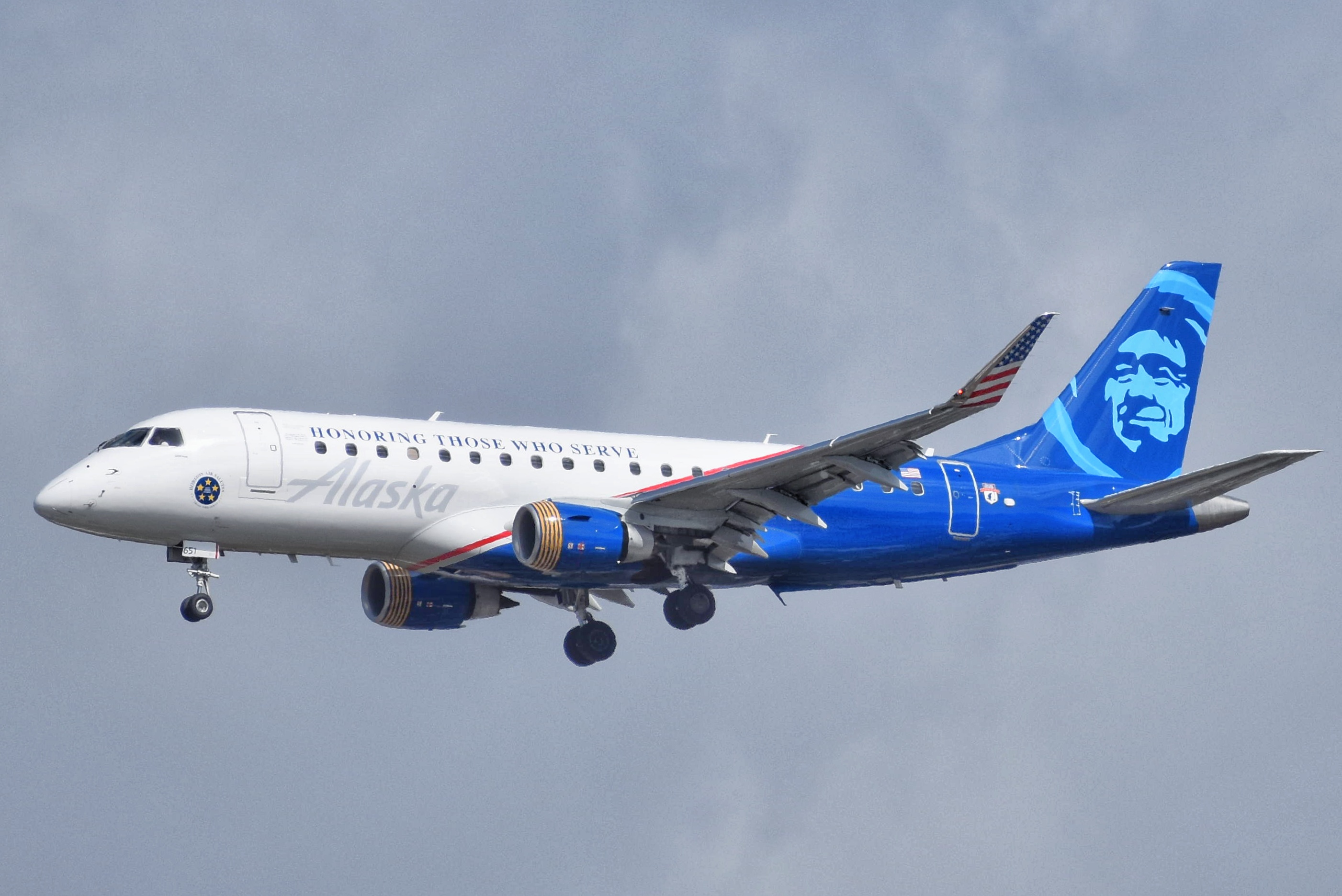 Full size: Horizon Air Embraer E175 N651QX at San Diego International Airport
