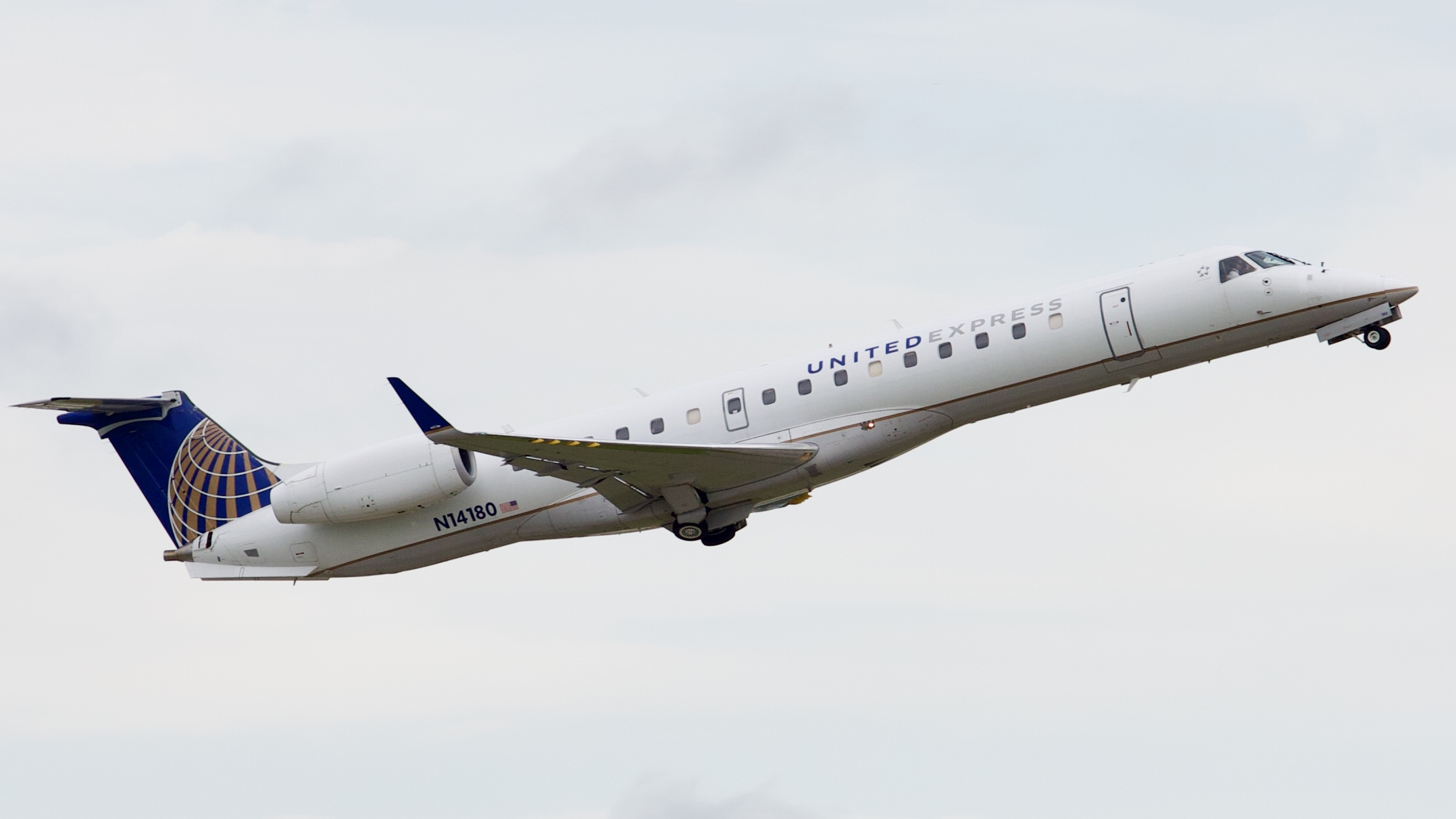 Full size: United Express Embraer ERJ145 N14180 at Houston-George Bush Intercontinental Airport