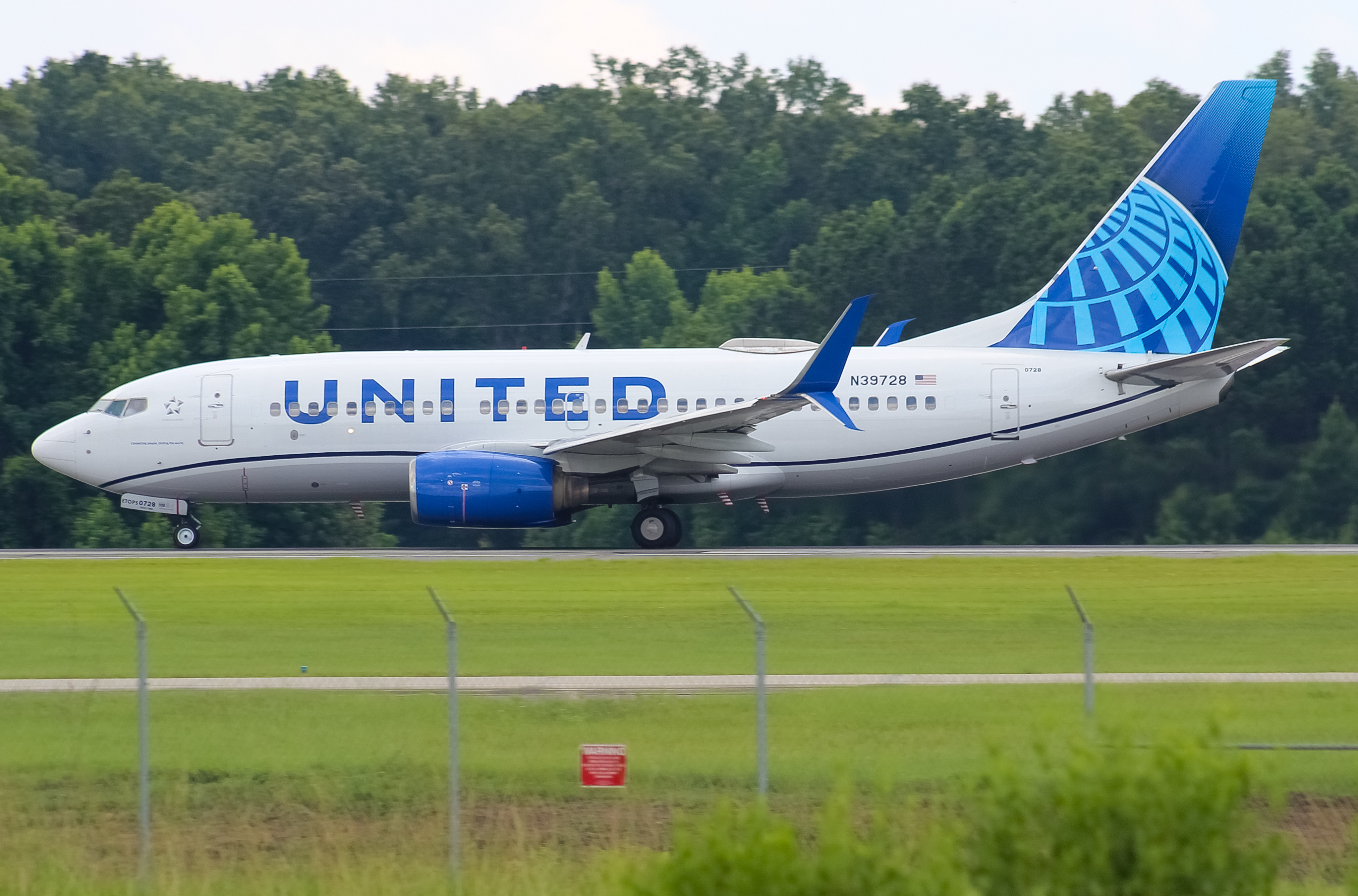Full size: United Airlines Boeing 737-700 N39728 at Savannah/Hilton Head International Airport