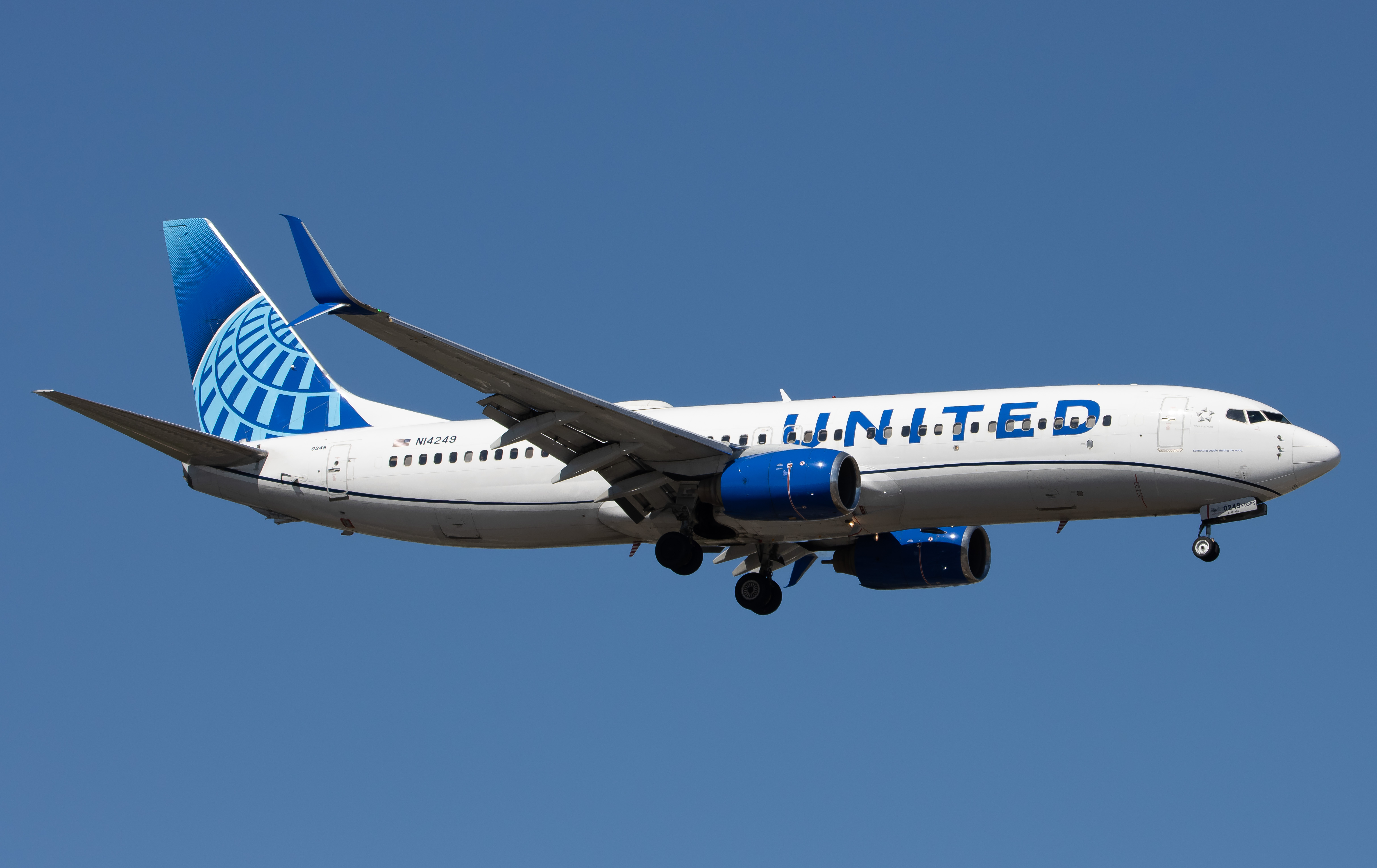 Full size: United Airlines Boeing 737-800 N14249 at Newark Liberty International Airport