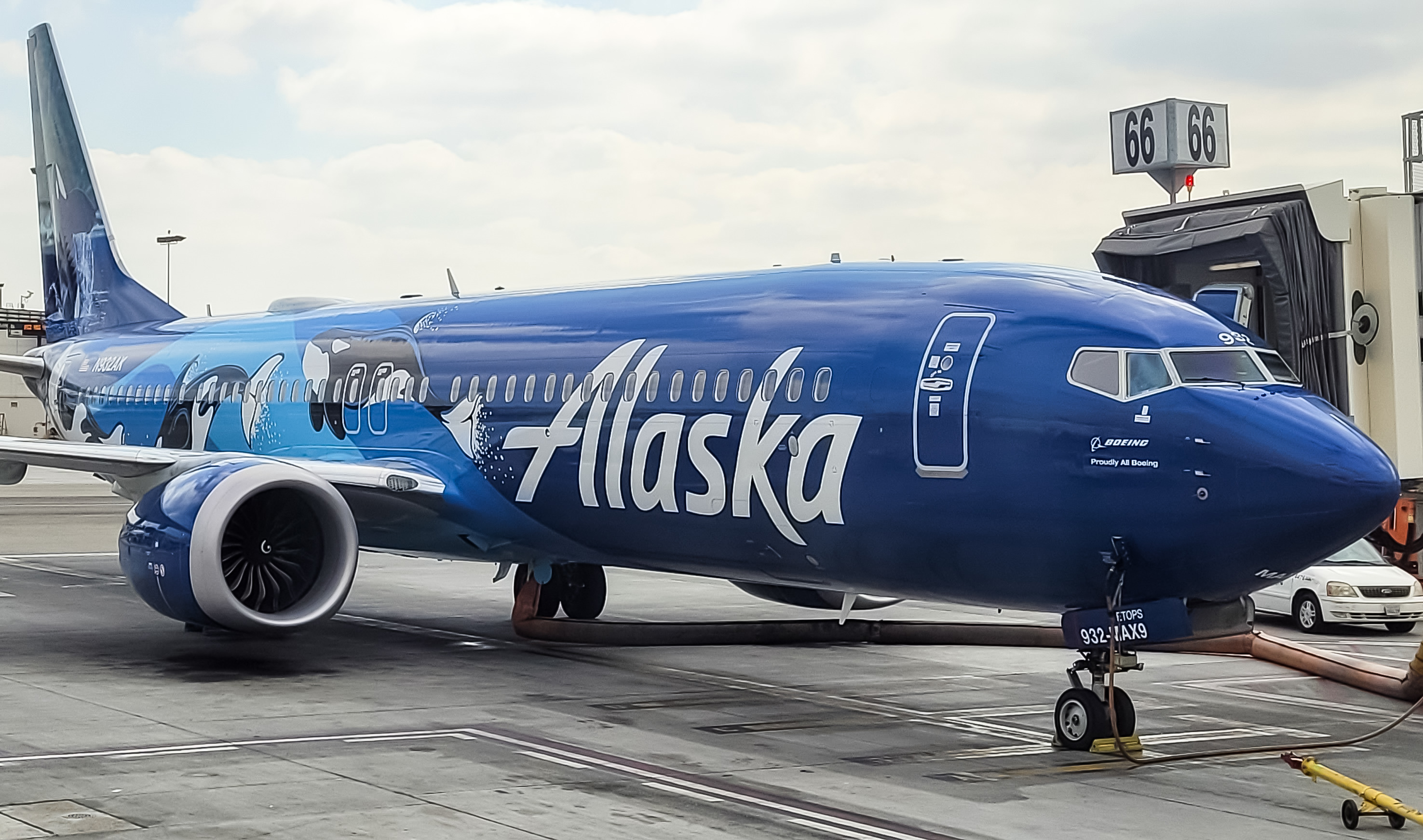 Full size: Alaska Airlines Boeing 737 MAX 9 N932AK at Los Angeles International Airport