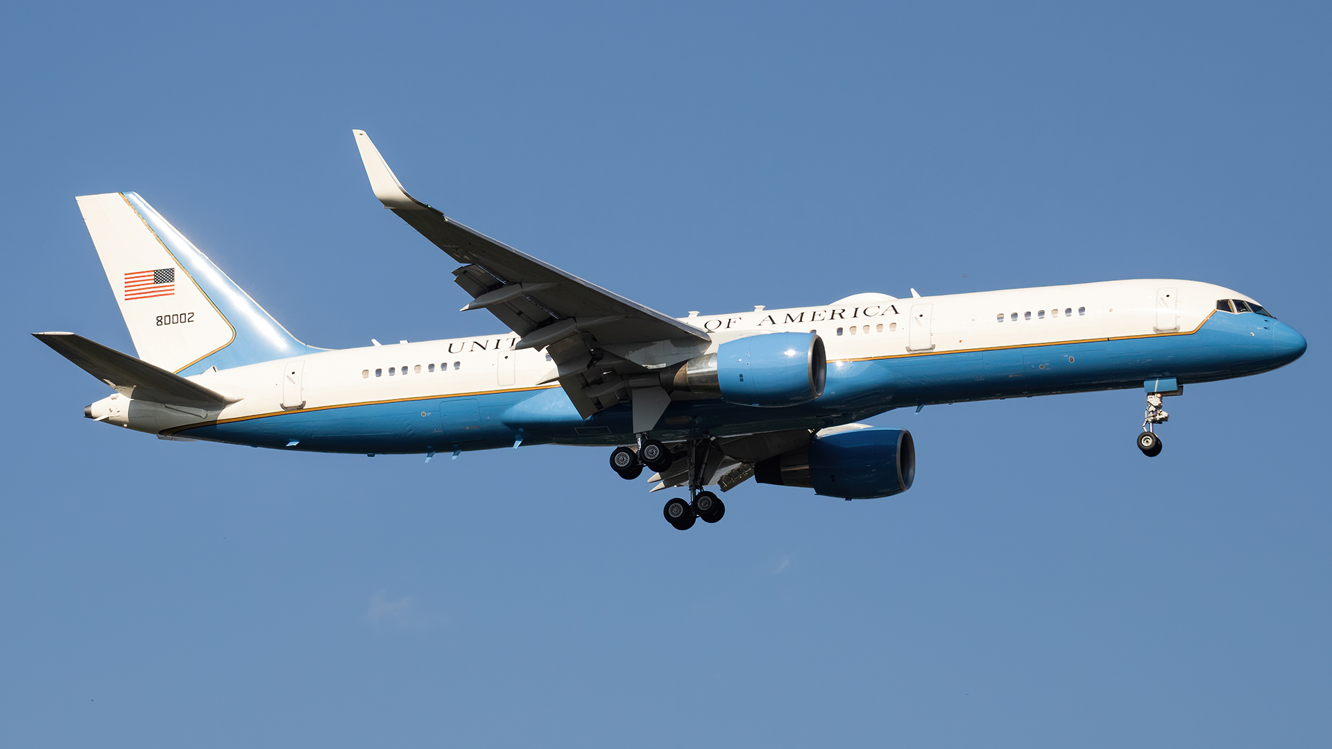 Full size: USAF - United States Air Force Boeing C-32 98-0002 at Joint Base Andrews