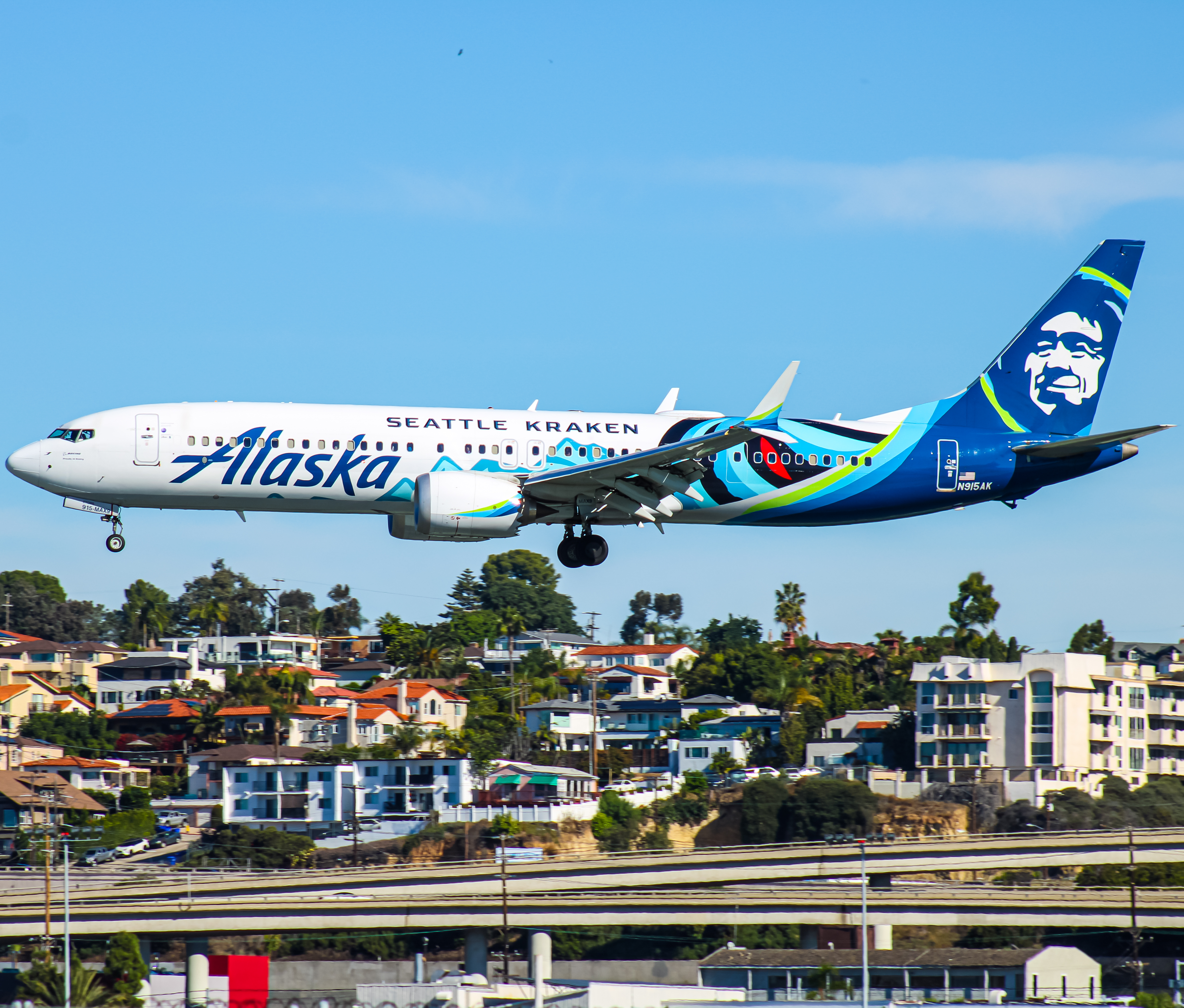 Full size: Alaska Airlines Boeing 737 MAX 9 N915AK at San Diego International Airport