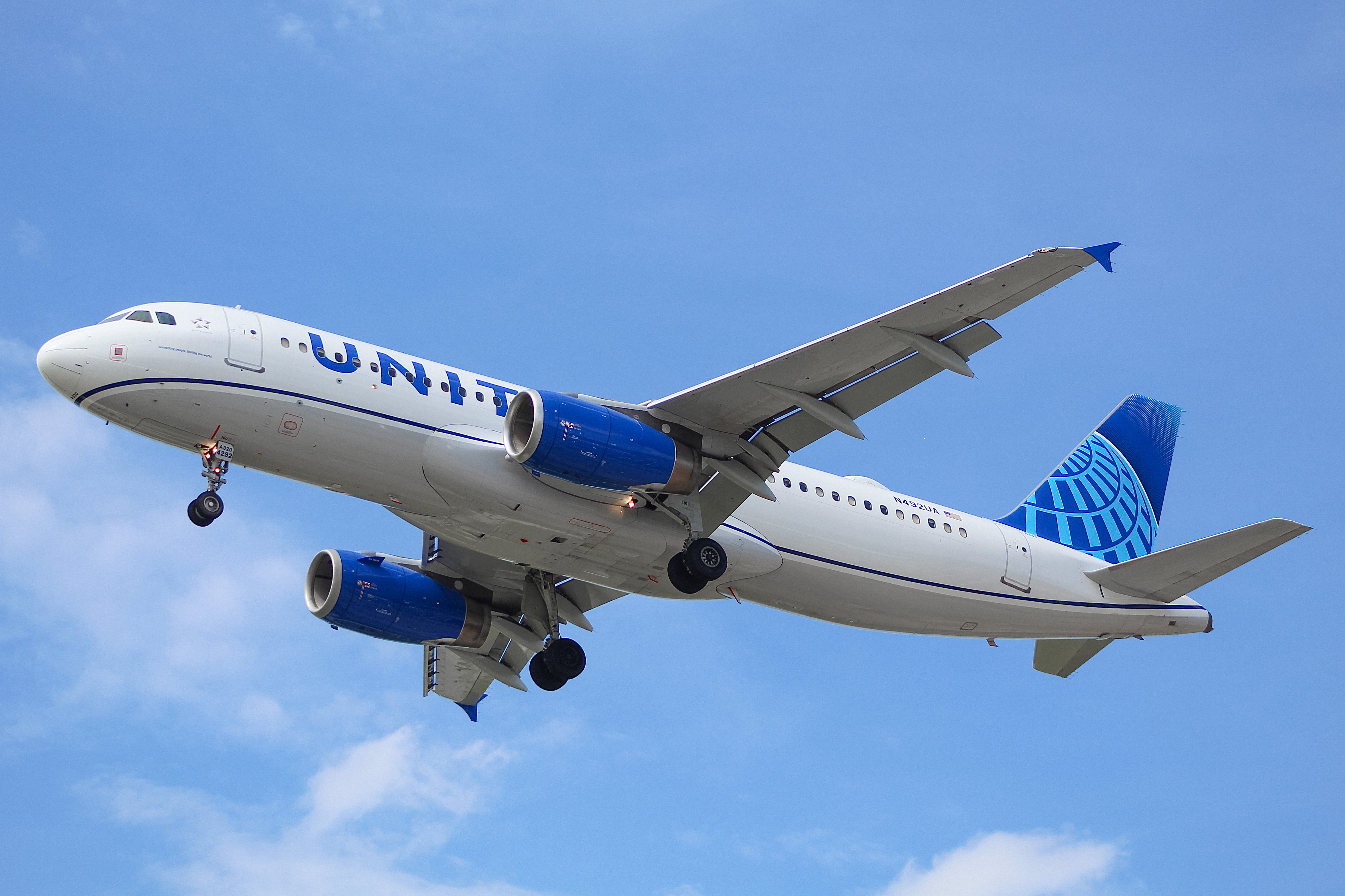 Full size: United Airlines Airbus A320 N492UA at Chicago O'Hare International Airport
