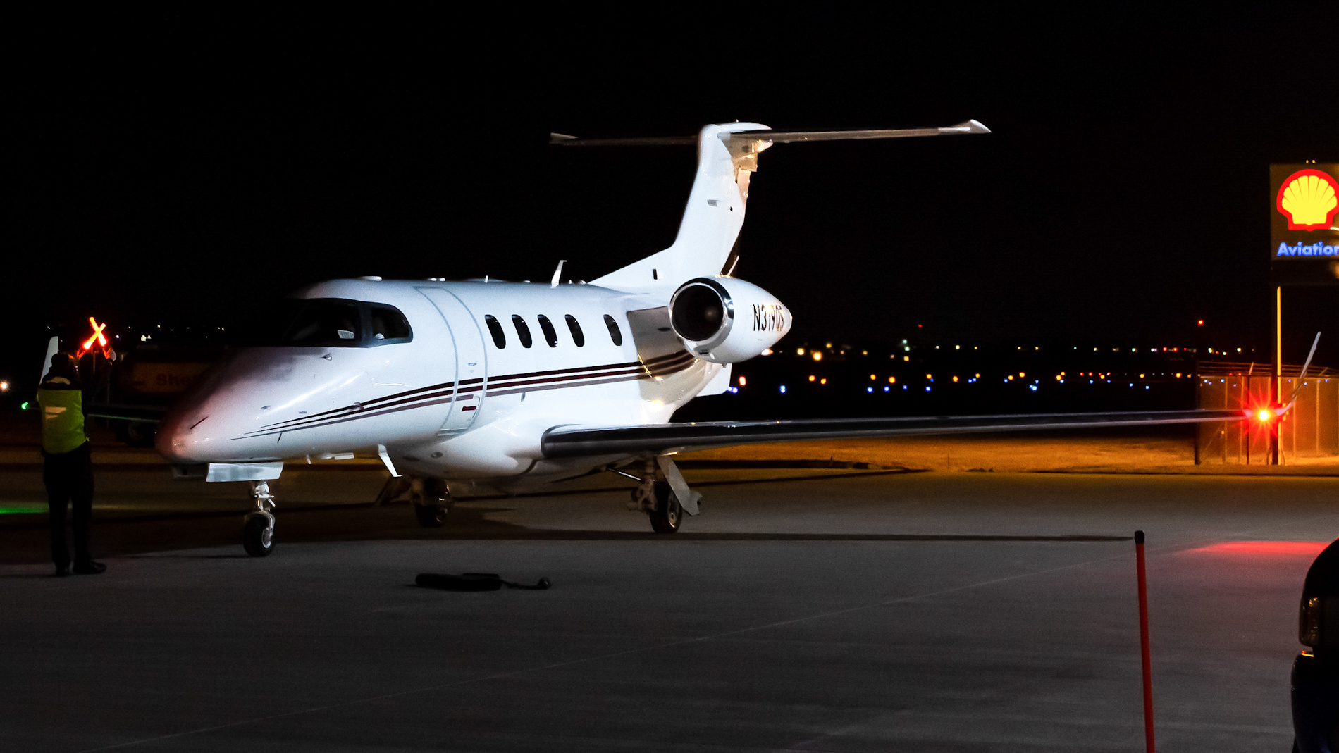 Full size: NetJets Embraer Phenom 300 N319QS at Butler County Regional Airport/Hogan Field