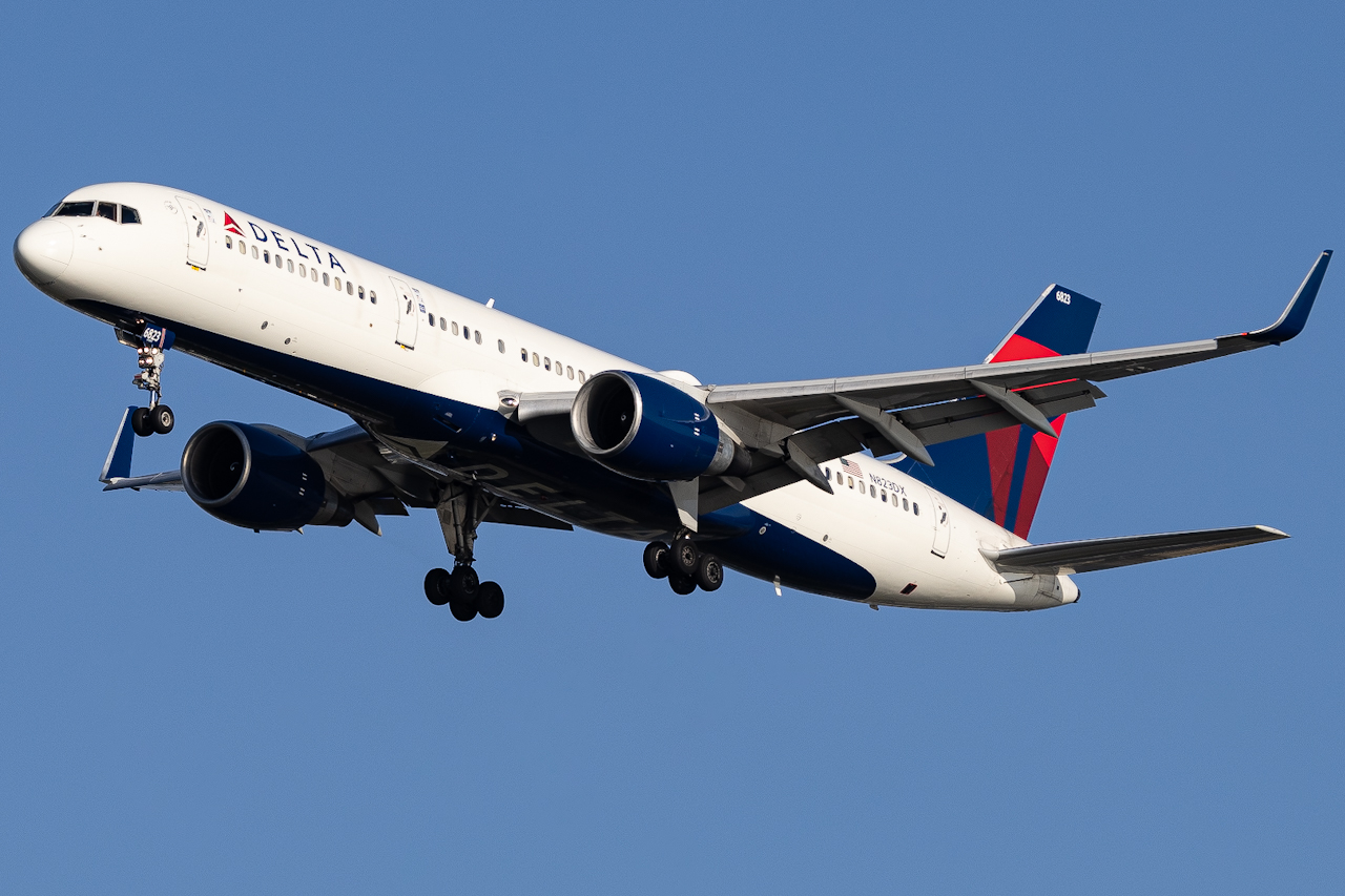 Full size: Delta Airlines Boeing 757-200 N823DX at Tampa International Airport