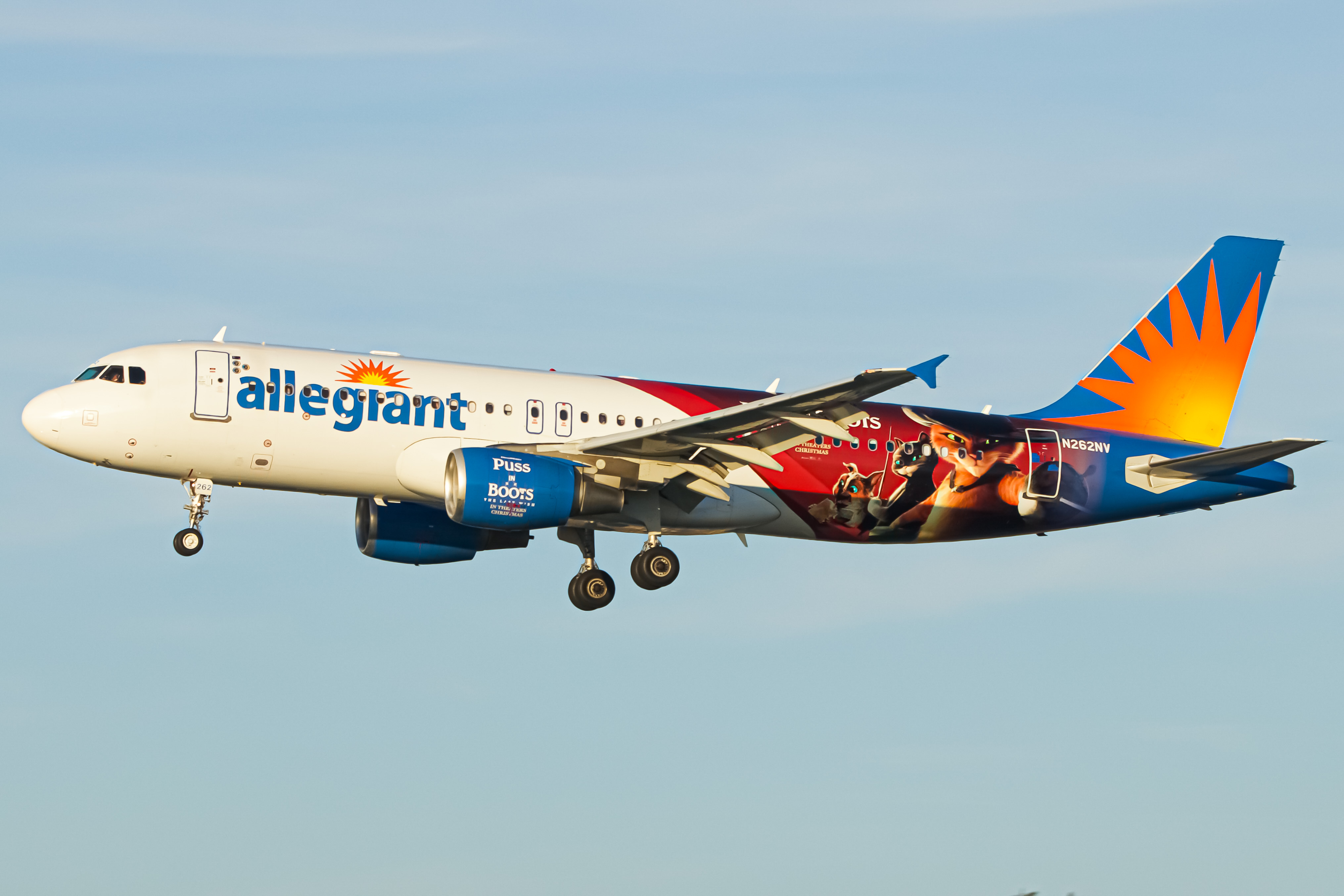 Full size: Allegiant Air Airbus A320 N262NV at San Diego International Airport