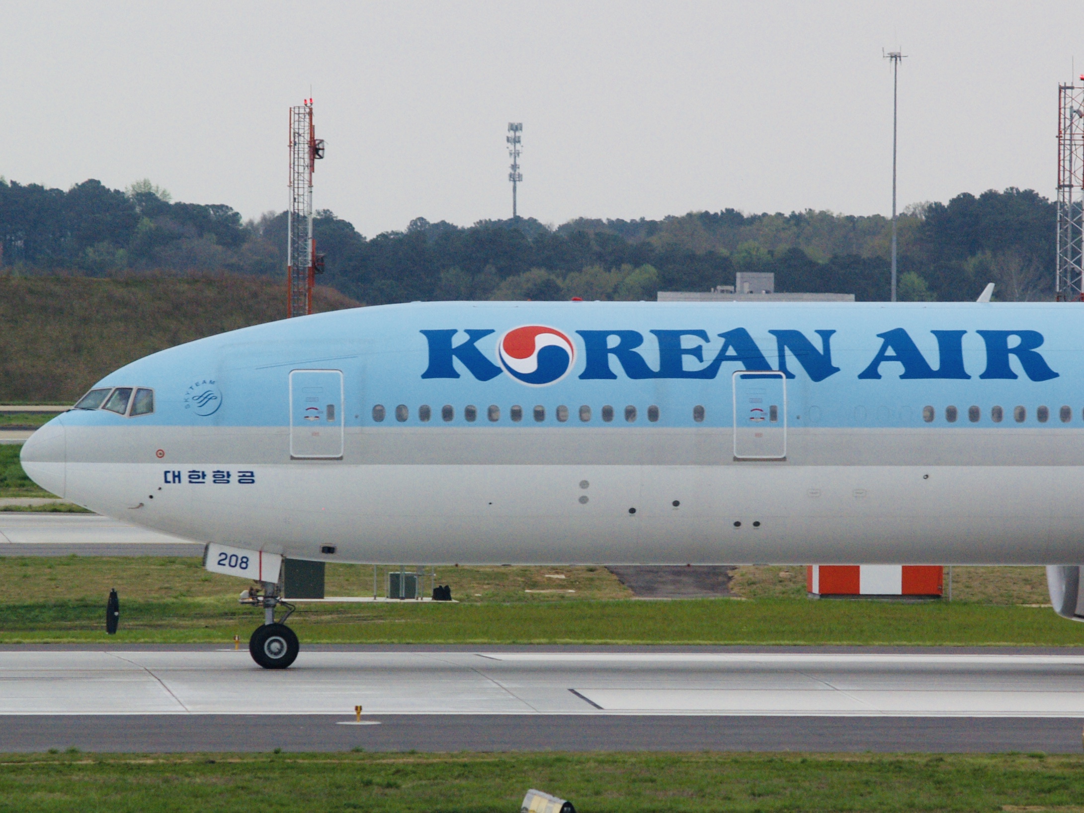 Full size: Korean Air  Boeing 777-300ER HL8208 at Hartsfield-Jackson Atlanta International Airport