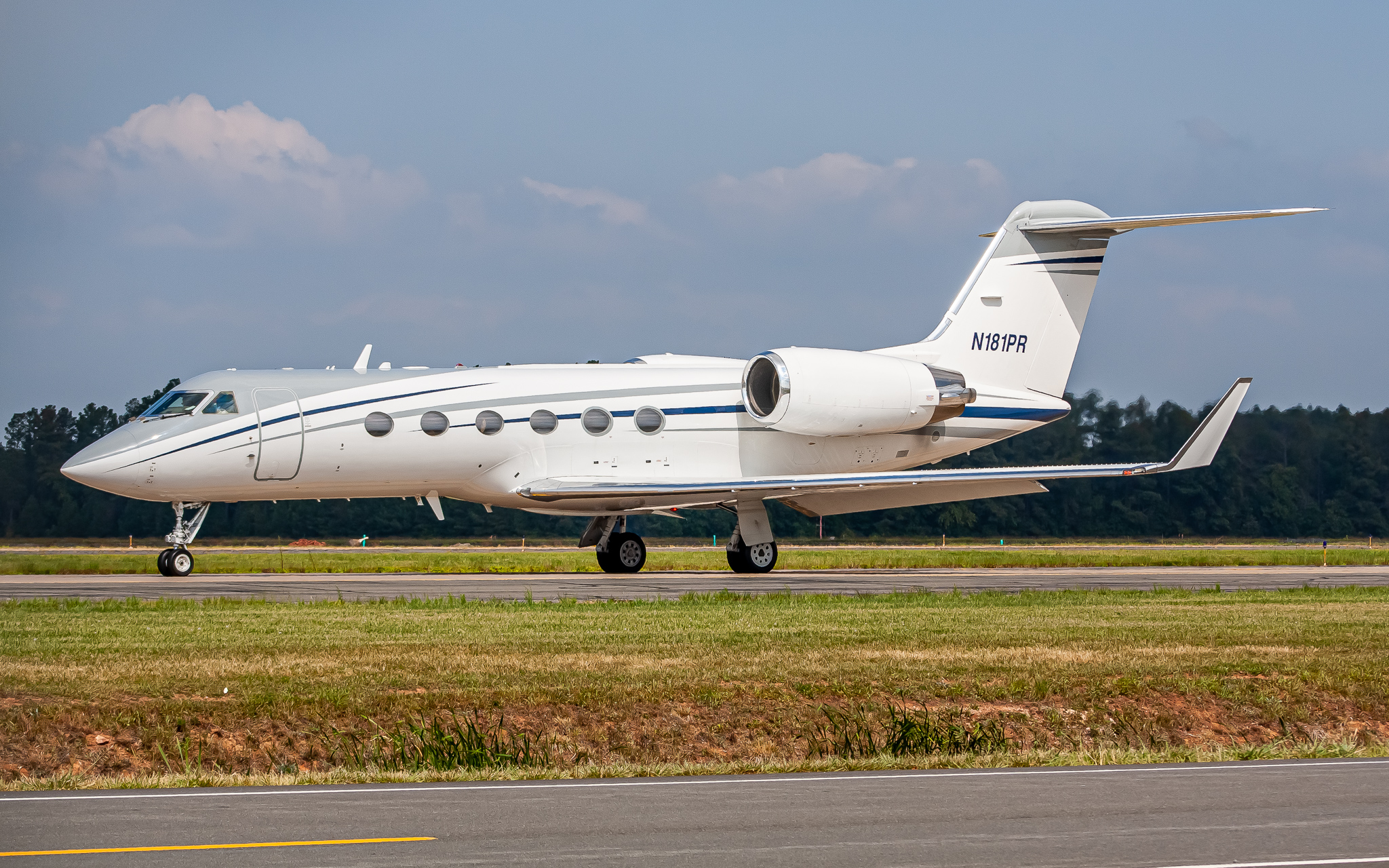 Full size: PRIVATE Gulfstream IV N181PR at Washington Dulles International Airport