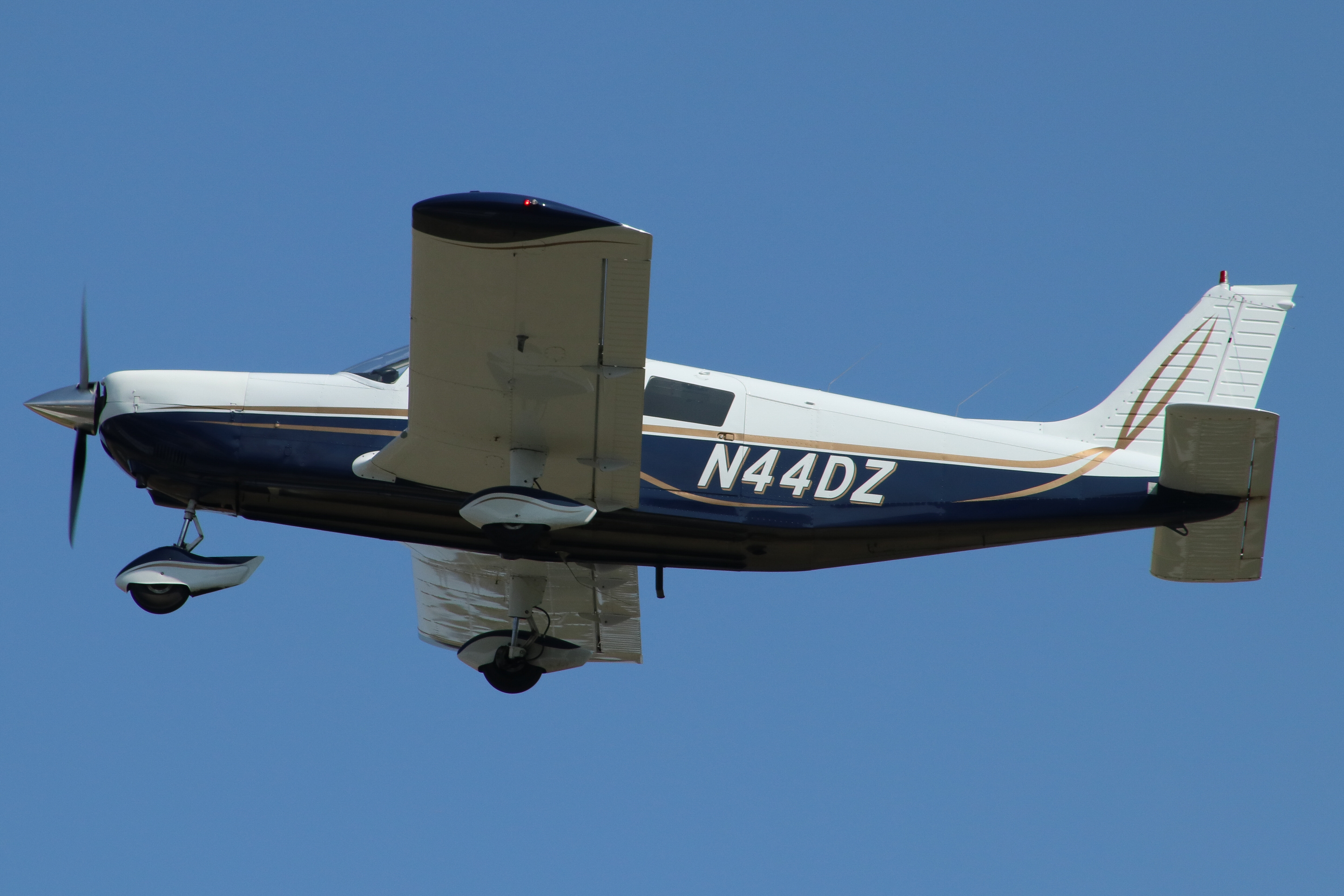 Full size: PRIVATE Piper 32 Saratoga  N44DZ at York Airport