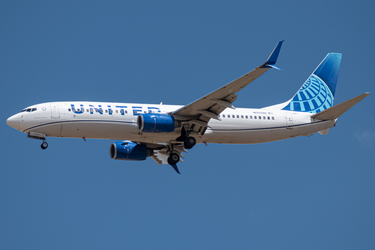 Full size: United Airlines Boeing 737-800 N37290 at Denver International Airport