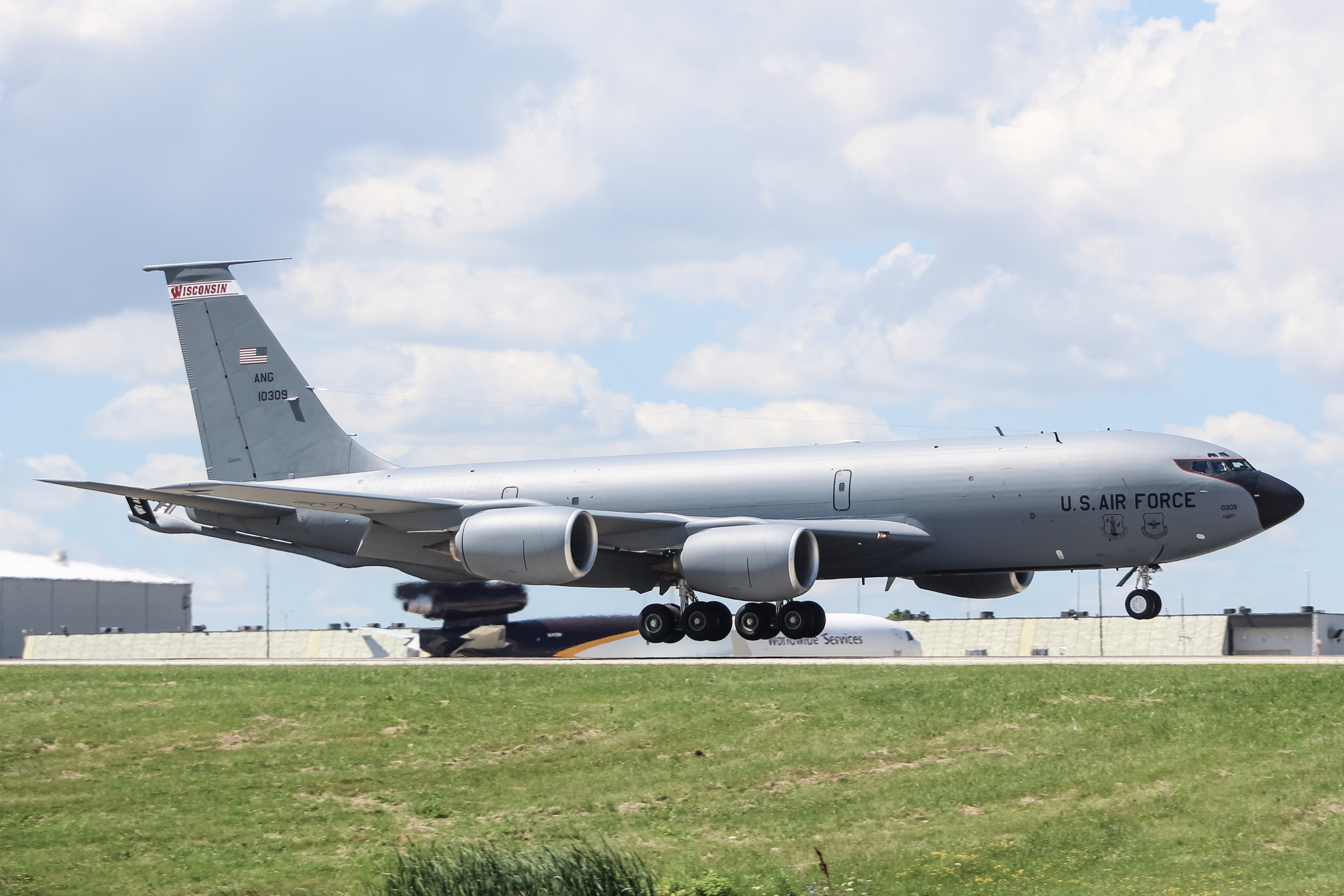 Full size: USAF - United States Air Force Boeing KC-135 Stratotanker 61-0309 at General Mitchell International Airport