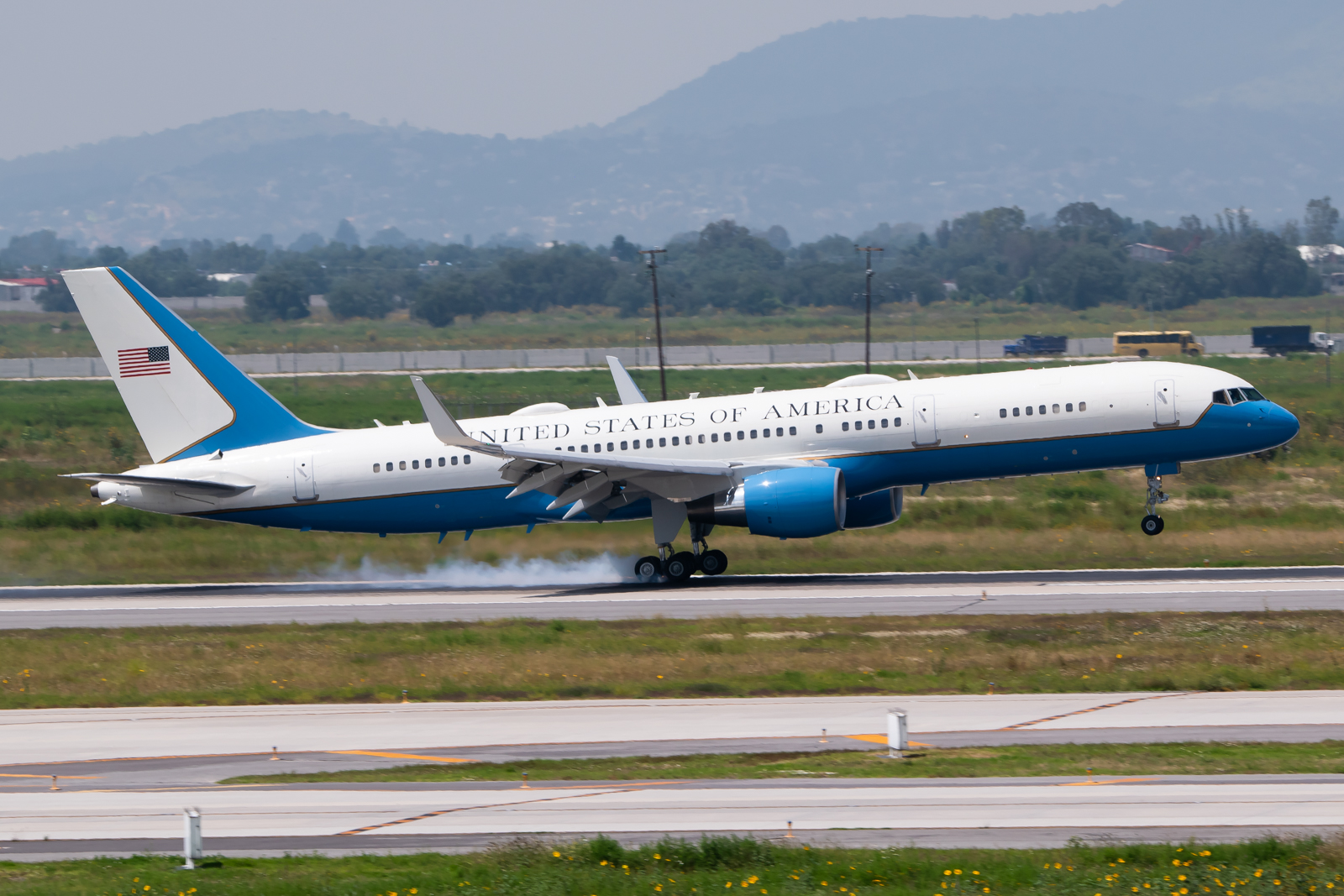 Full size: USAF - United States Air Force Boeing VC-32 98-0001 at Mexico City Felipe Angeles International Airport