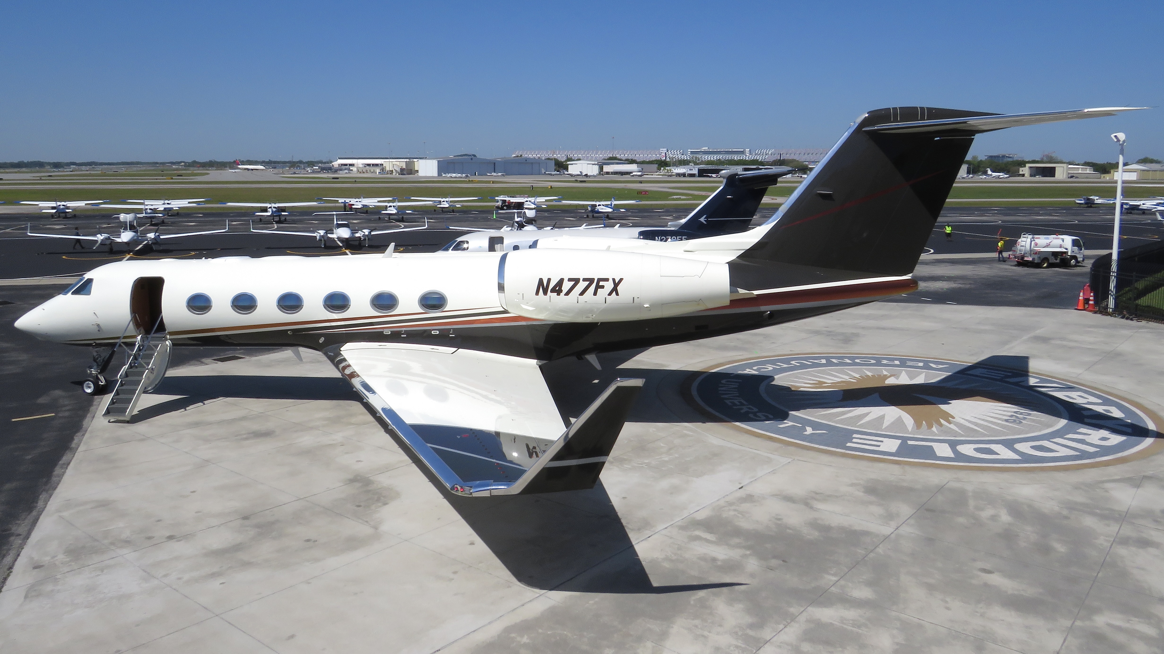 Full size: FlexJet Gulfstream IV N477FX at Daytona Beach International Airport
