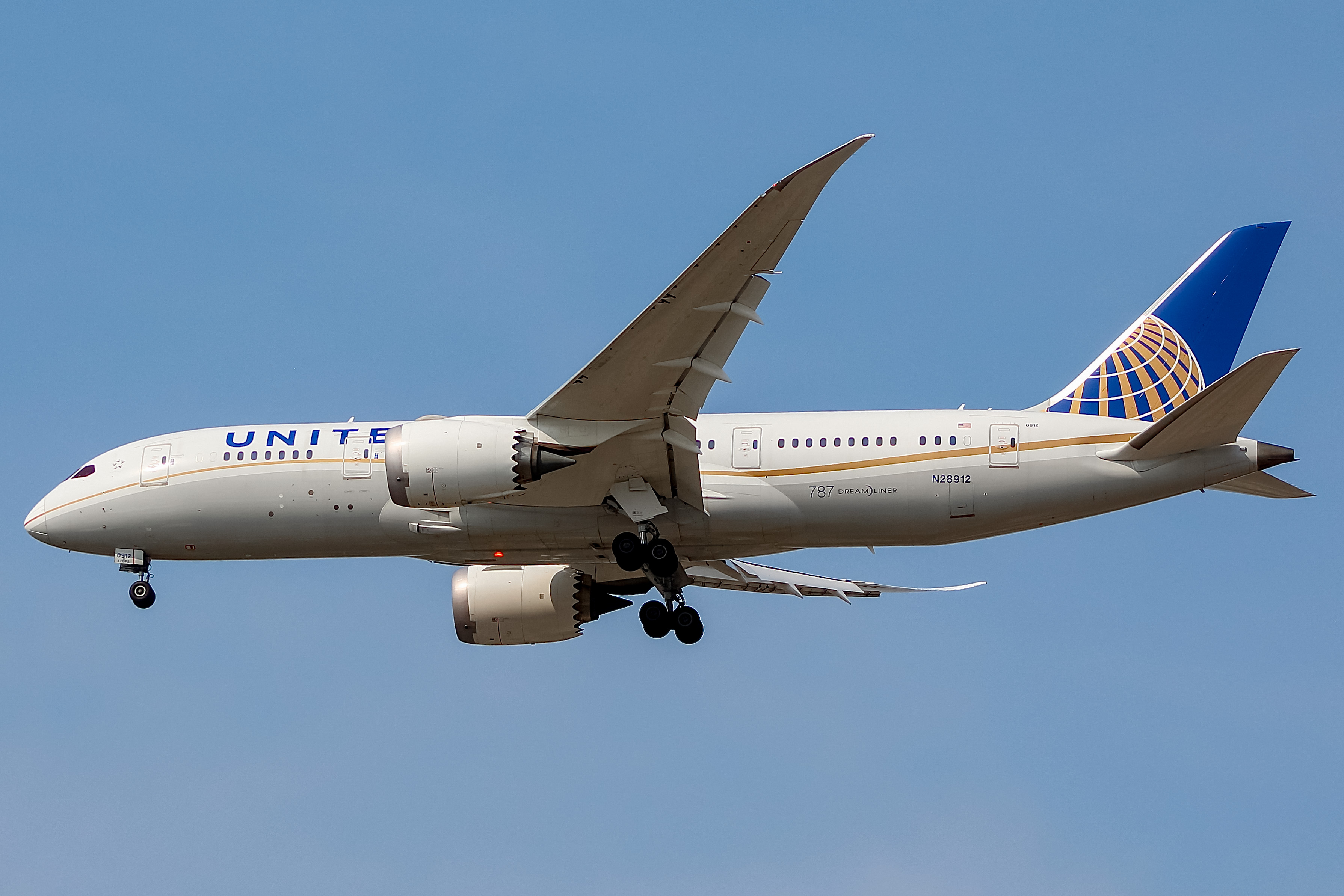 Full size: United Airlines Boeing 787-8 N28912 at Chicago O'Hare International Airport