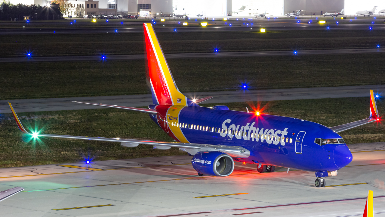 Full size: Southwest Airlines Boeing 737-700 N236WN at John Glenn Columbus International Airport