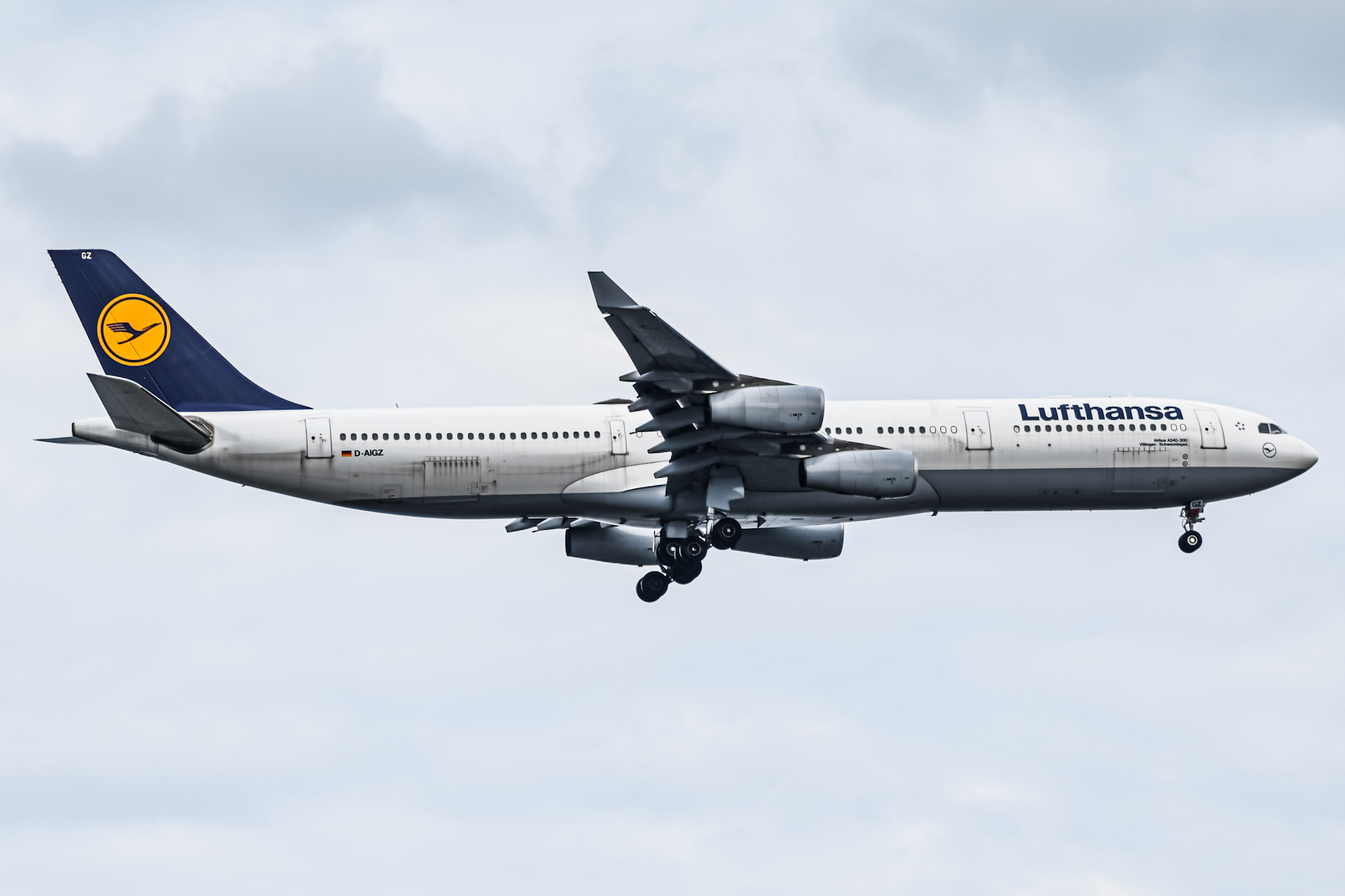 Full size: Lufthansa  Airbus A340-300 D-AIGZ at Singapore-Changi Airport