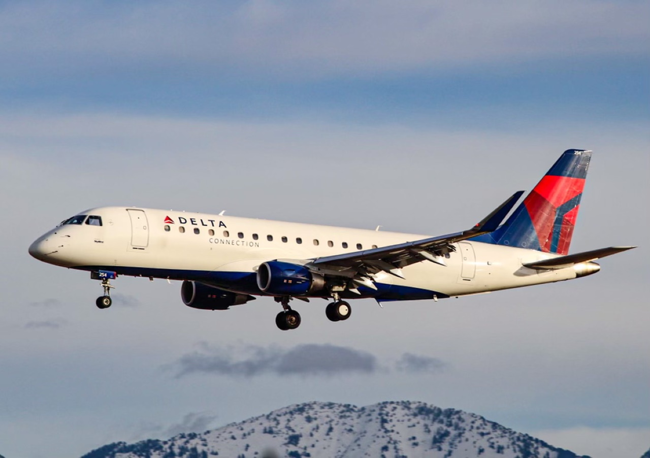 Full size: Delta Connection Embraer E175 N254SY at Salt Lake City International Airport