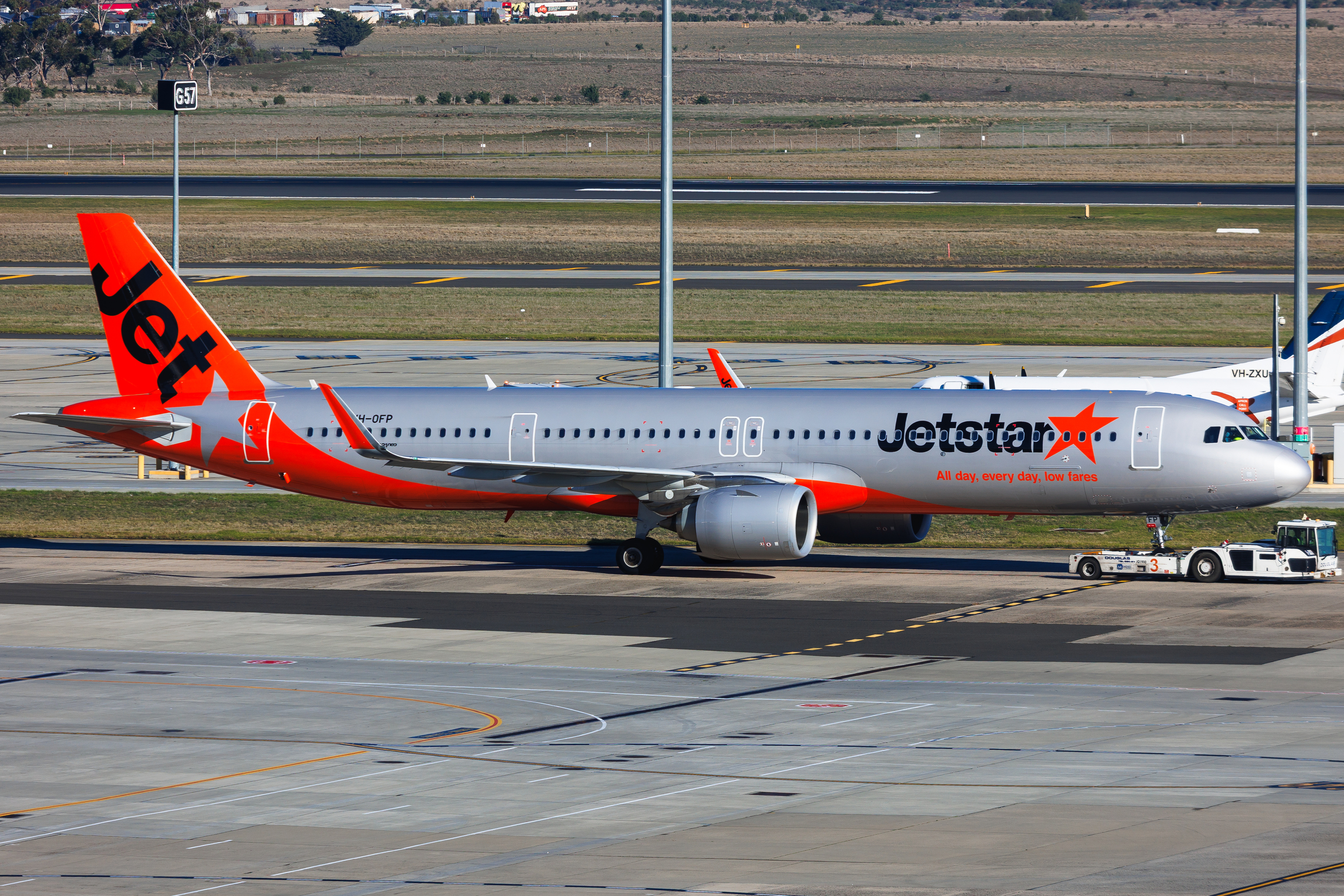 Full size: JetStar Airways Airbus A321NEO VH-OFP at Melbourne Airport