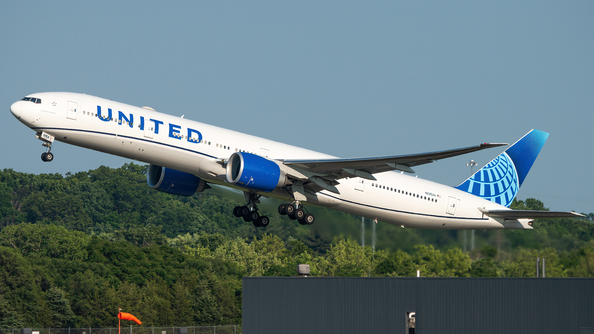Full size: United Airlines Boeing 777-300ER N2352U at Washington Dulles International Airport