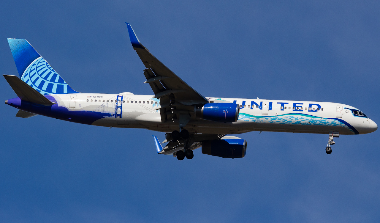Full size: United Airlines Boeing 757-200 N14106 at Southwest Florida International Airport